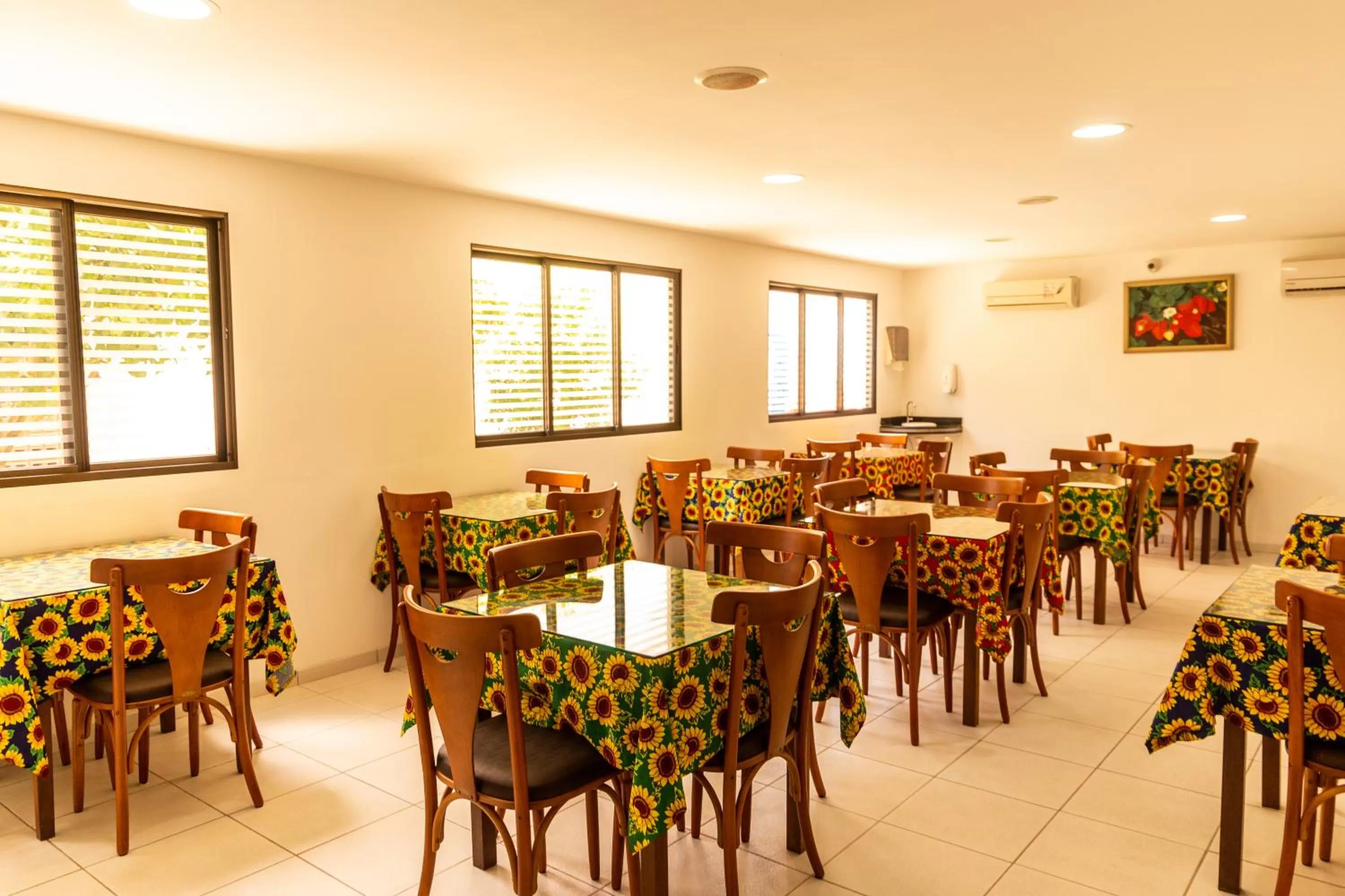 Restaurant/Places to Eat in Pousada Mariluz