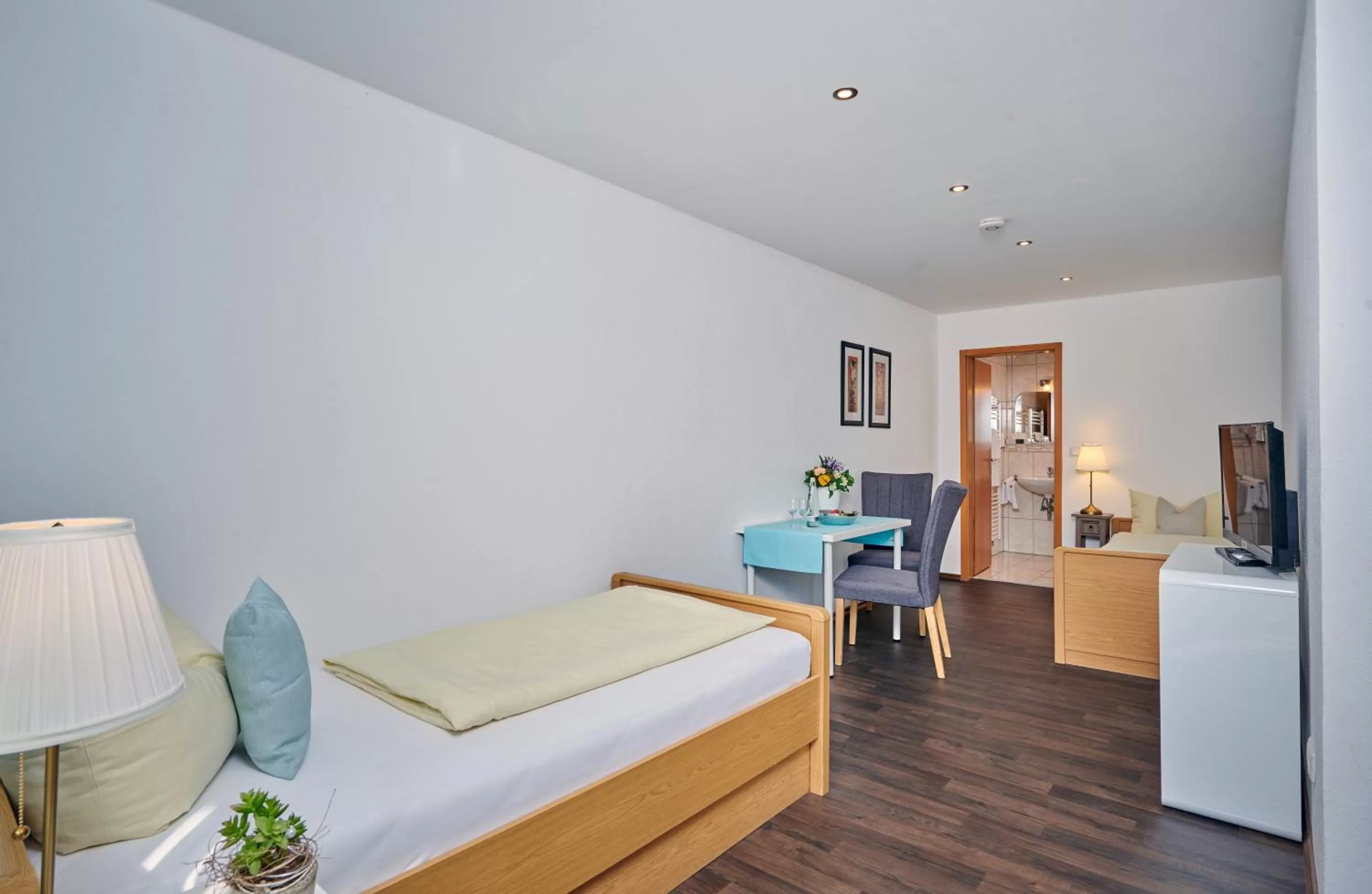 Bed in Hotel Restaurant Zum Goldenen Anker mit Hallenbad