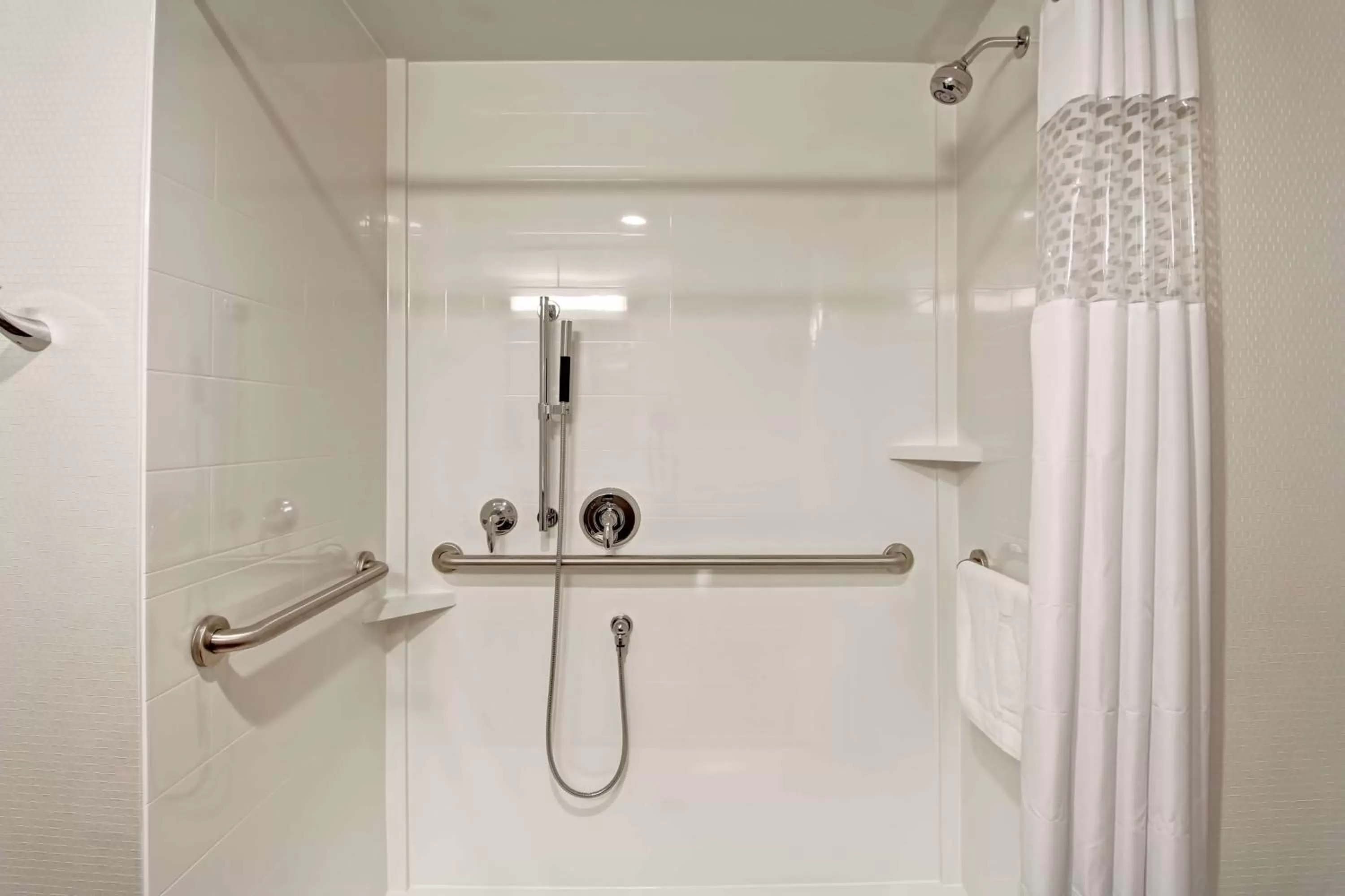 Bathroom in Hampton Inn & Suites Detroit/Troy