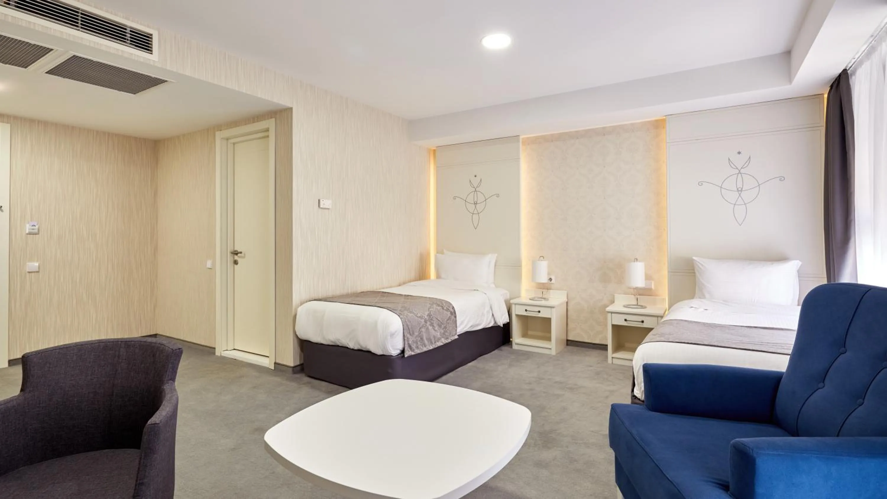 Bedroom, Bed in Gallery Palace Hotel