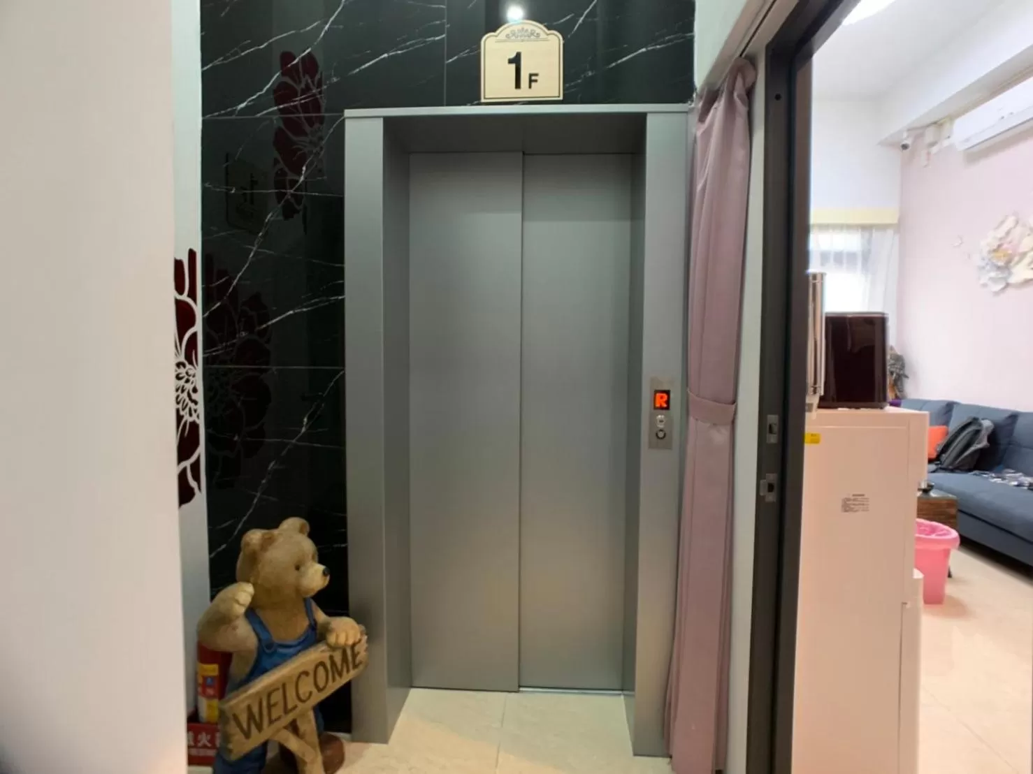 elevator in Jinguann B&B