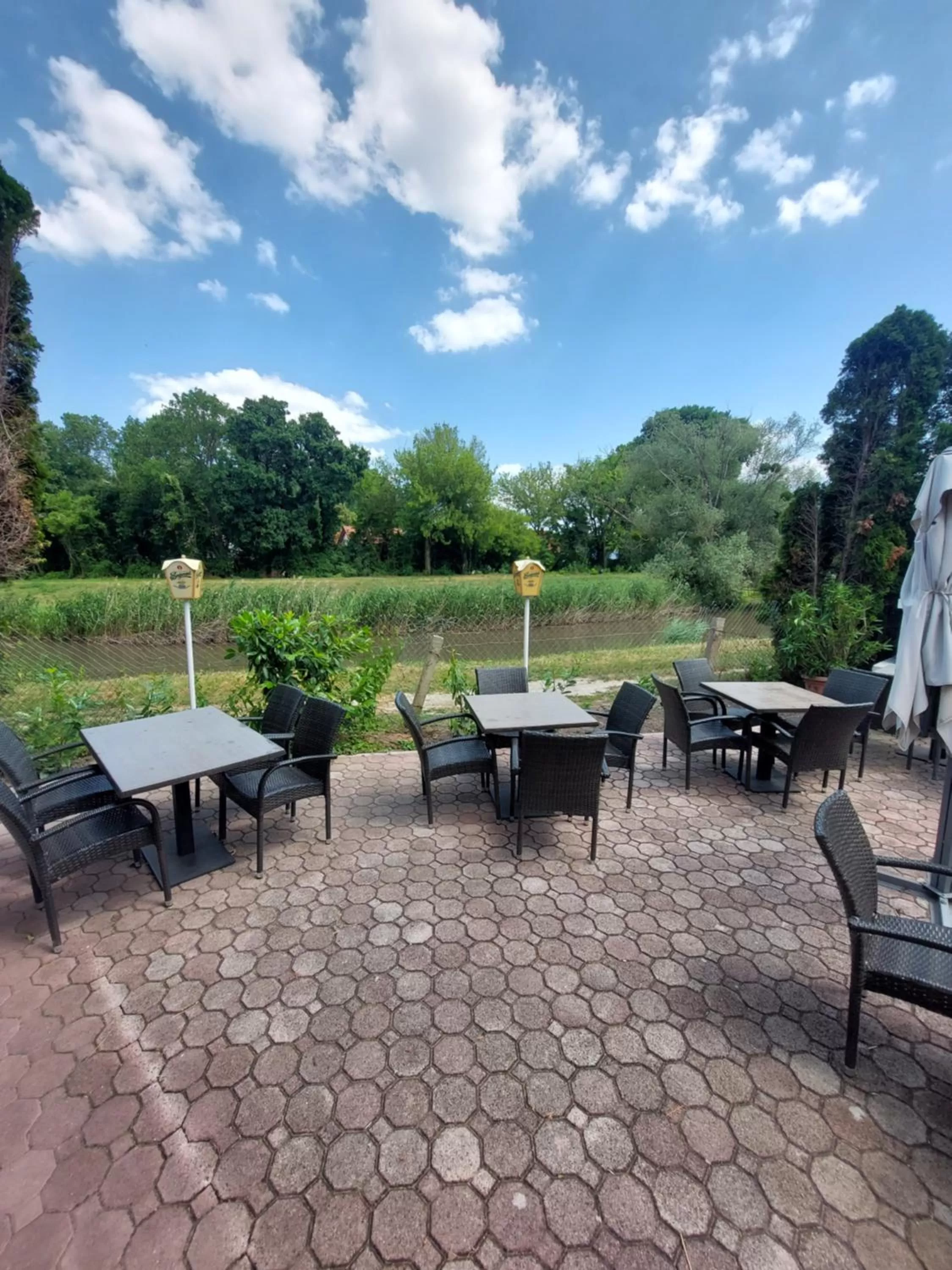 Patio, Restaurant/Places to Eat in Hotel Panorama