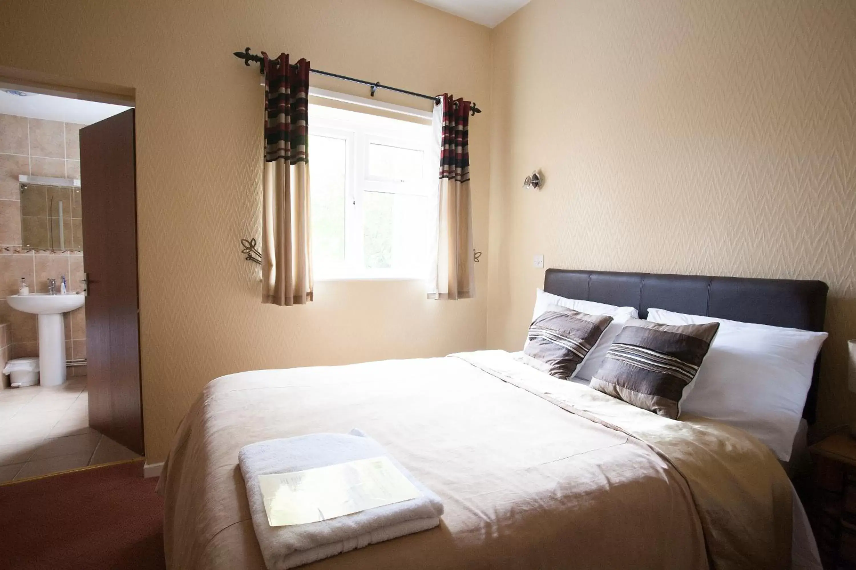 Double Room in Barons Court Hotel Double Room in Barons Court Hotel