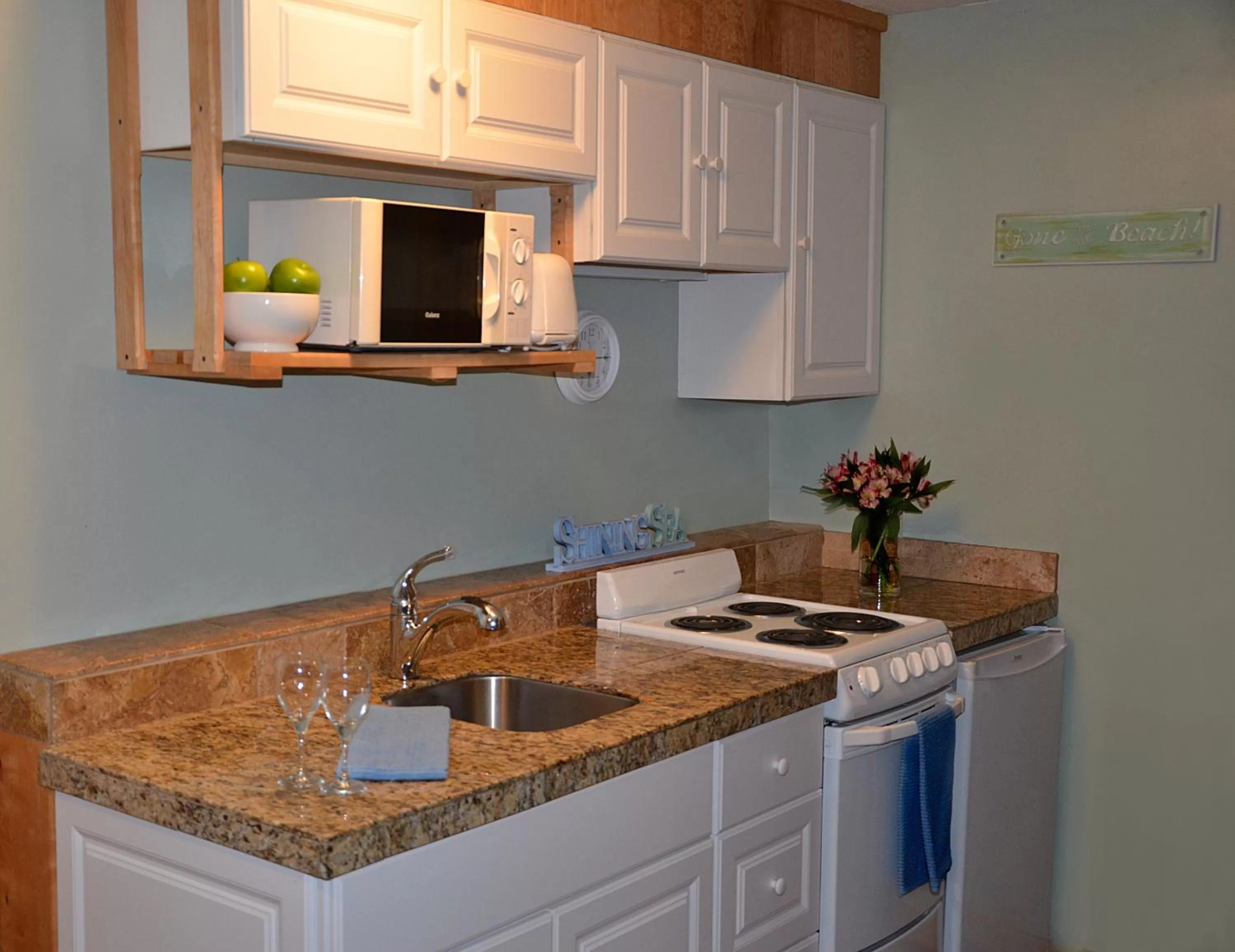 Kitchen or kitchenette in Agate Beach Motel