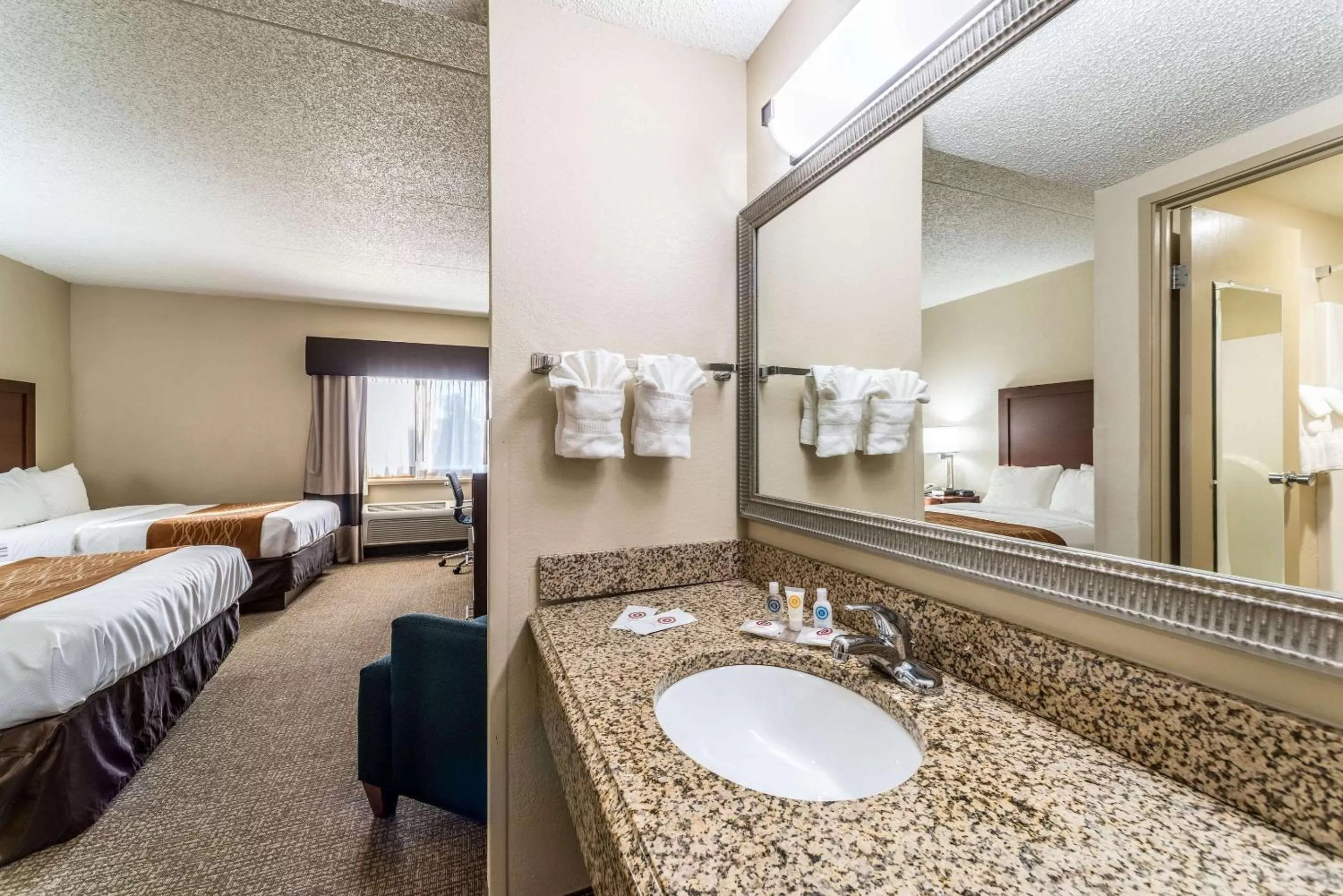 Bathroom, Bed in Comfort Inn Festus-St Louis South
