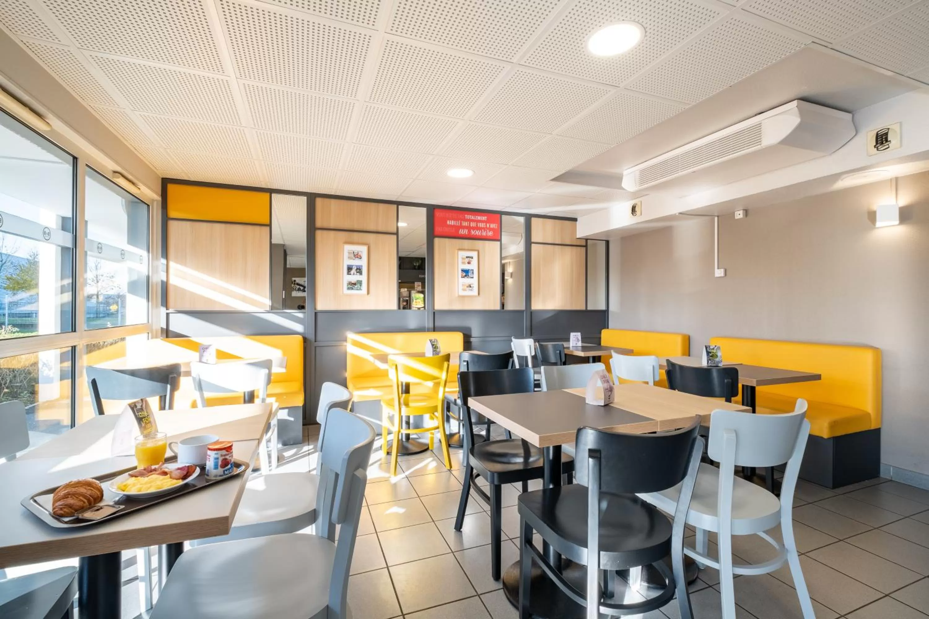 Buffet breakfast in B&B HOTEL Lille Seclin Unexpo