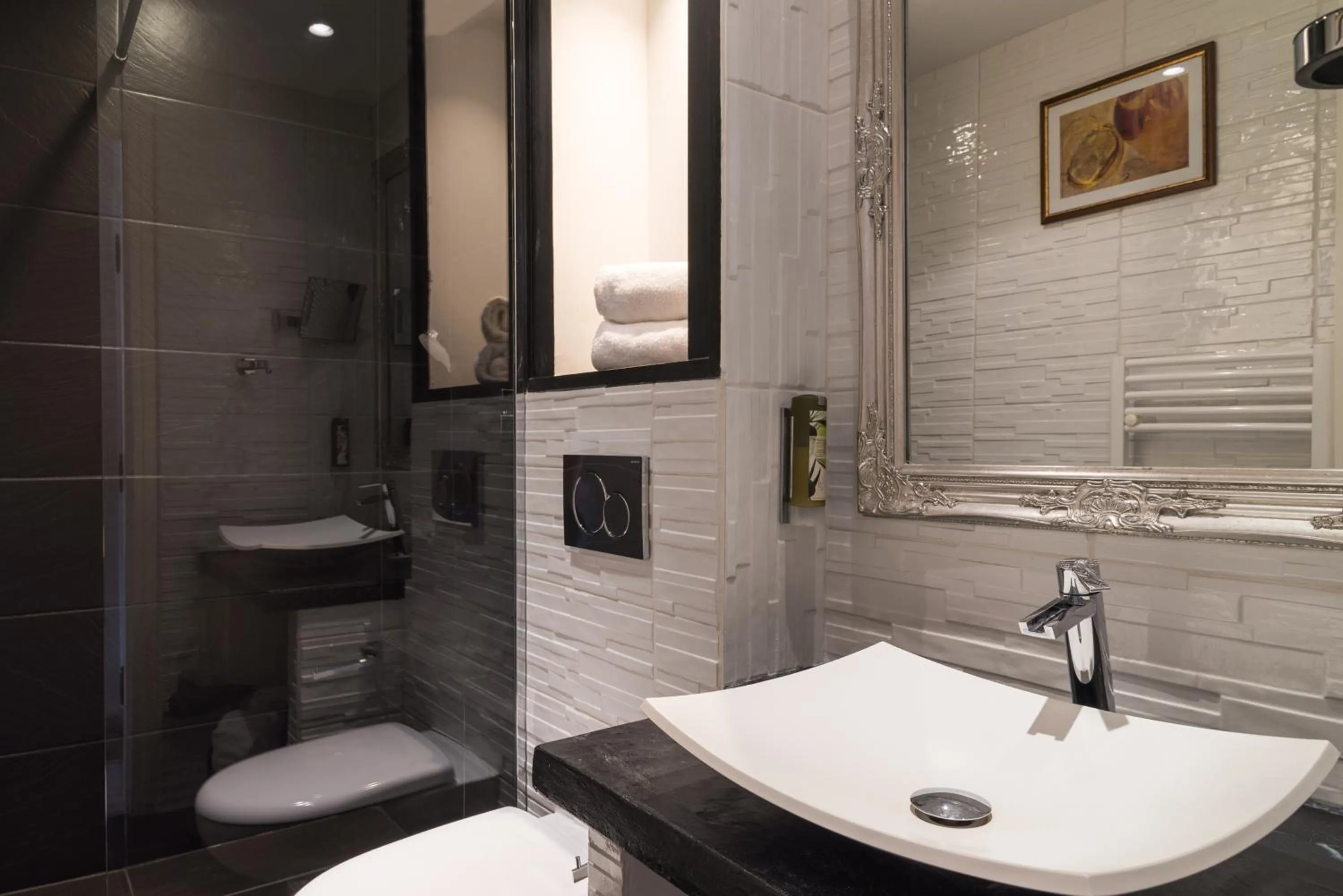 Bathroom in Mas des Romarins, The Originals Relais