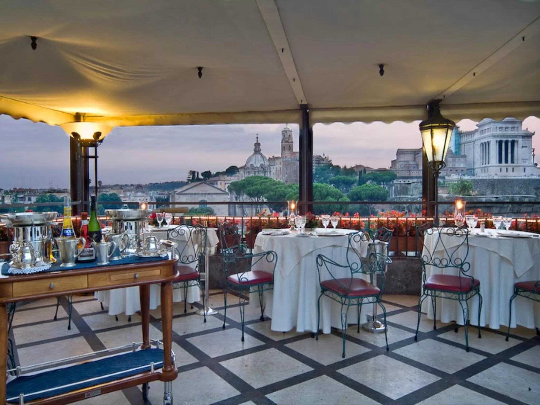 Restaurant/places to eat in Hotel Forum