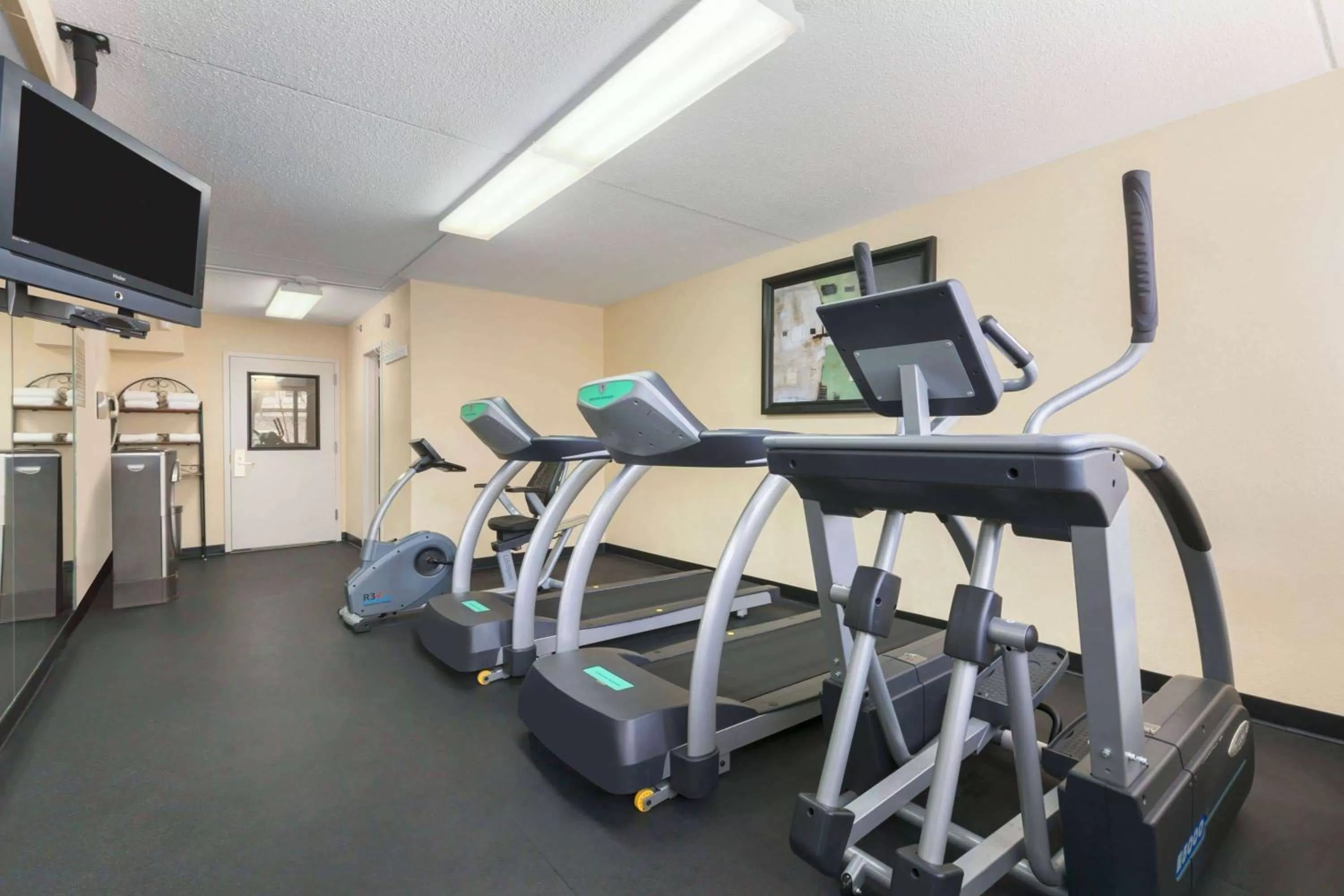 Fitness centre/facilities in Ramada by Wyndham Rochelle Park Near Paramus