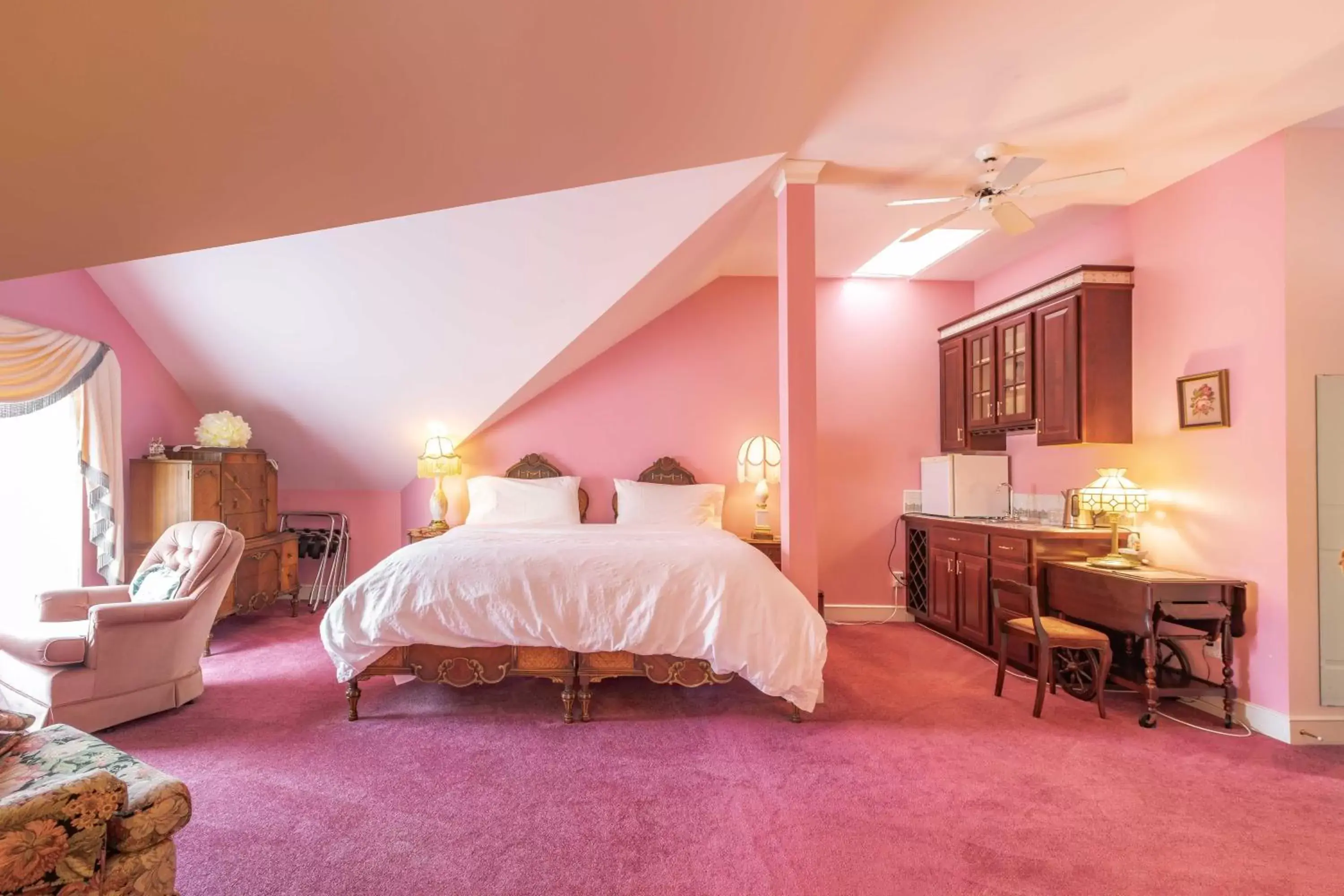 Deluxe King Room in Amethyst Inn Deluxe King Room in Amethyst Inn