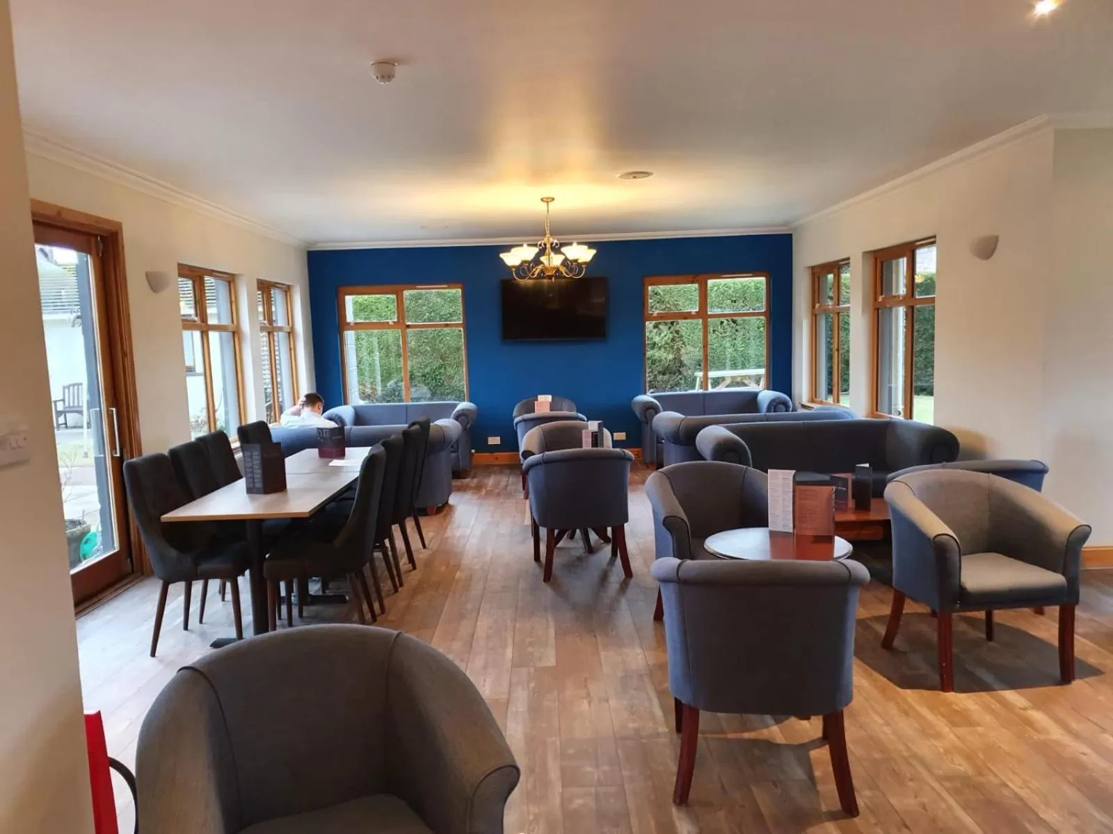 Restaurant/places to eat in West End Hotel