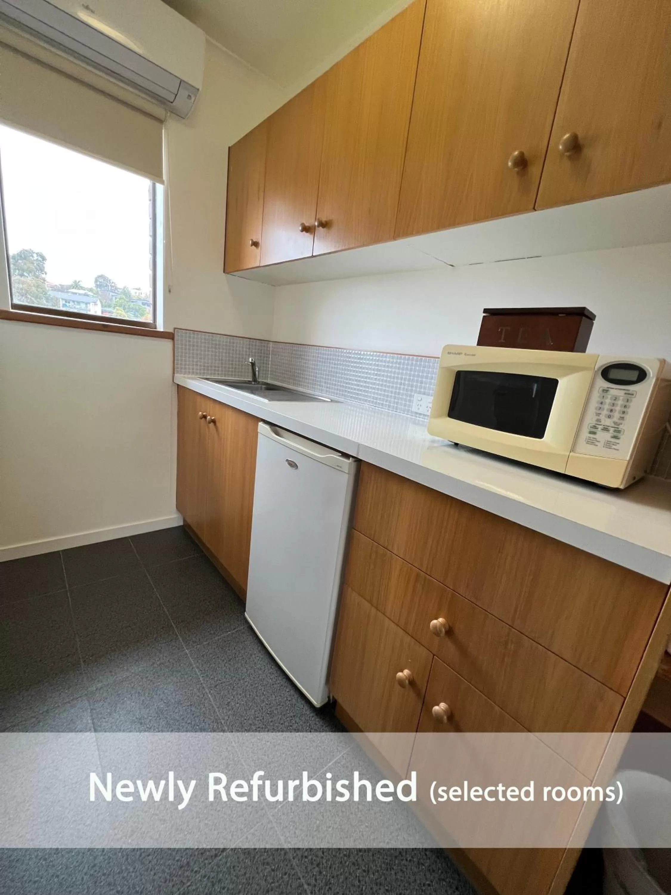 Kitchen or kitchenette in Summerhill Motor Inn