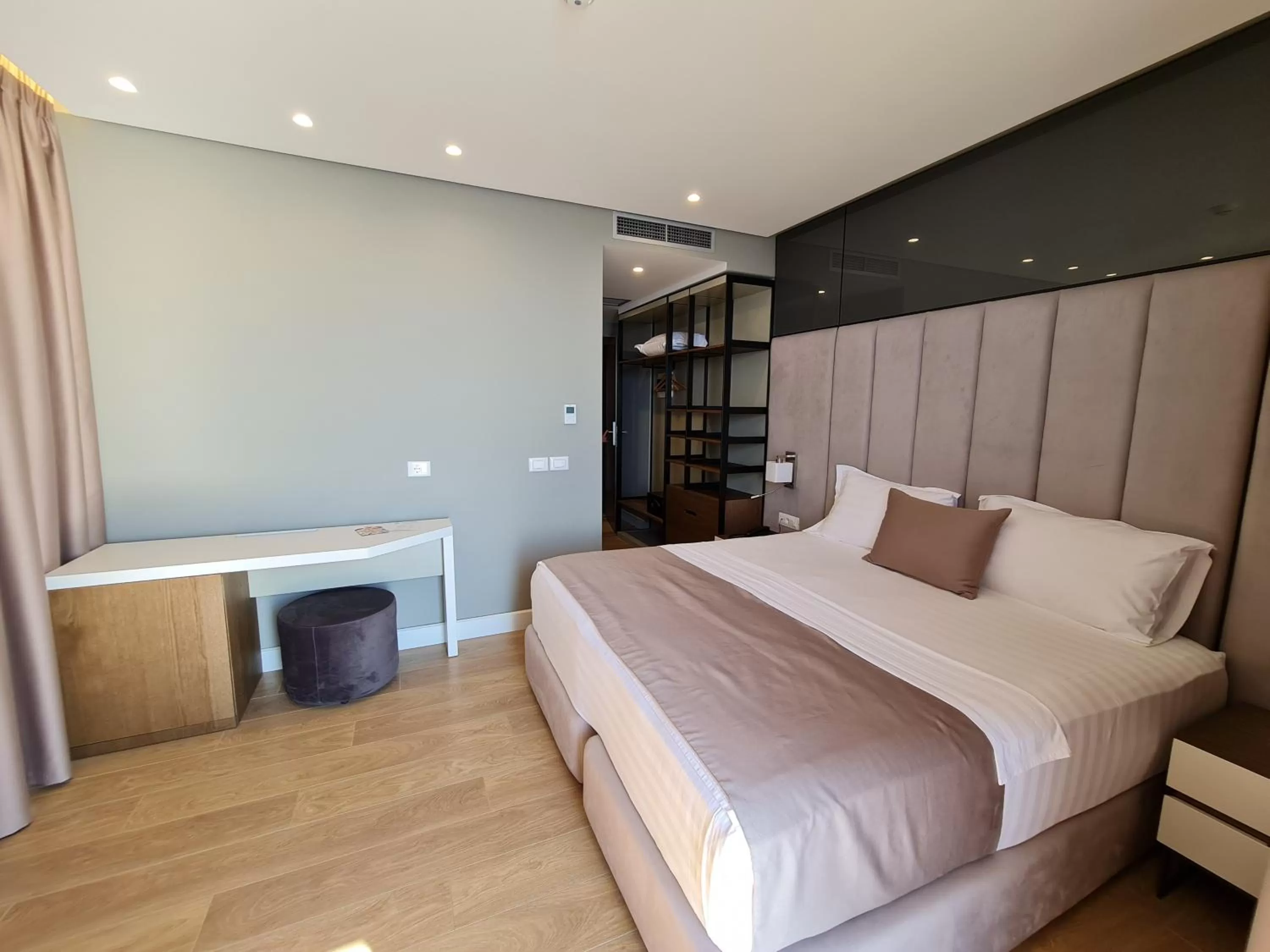 Photo of the whole room in Hotel Aross