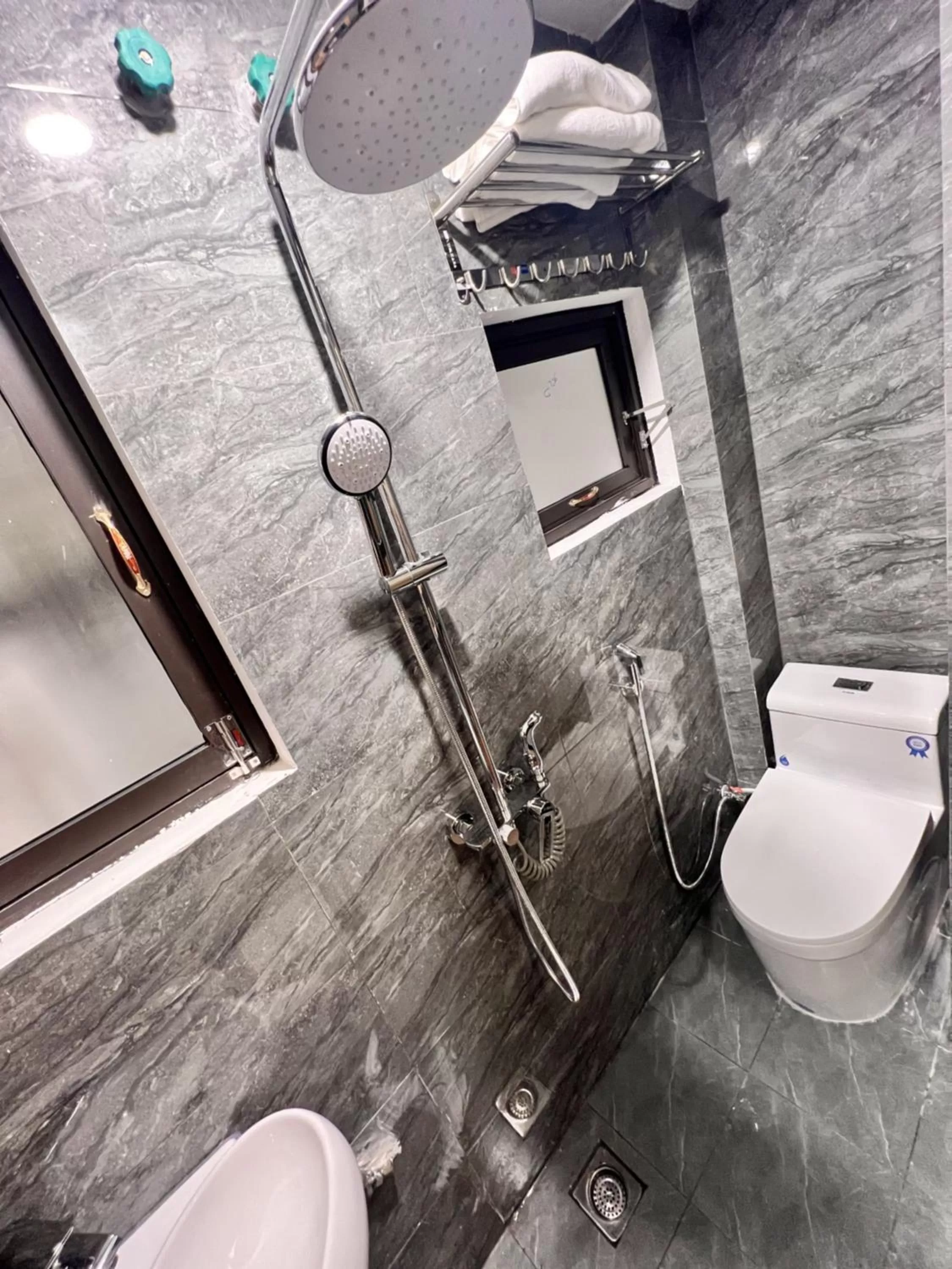 Shower in An Nam Corner- Thanh Yen