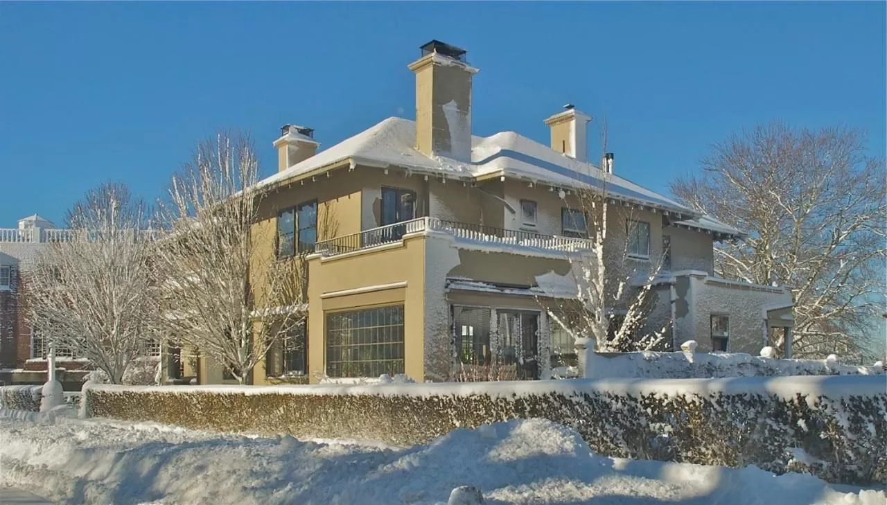 Facade/entrance in Hilltop Inn