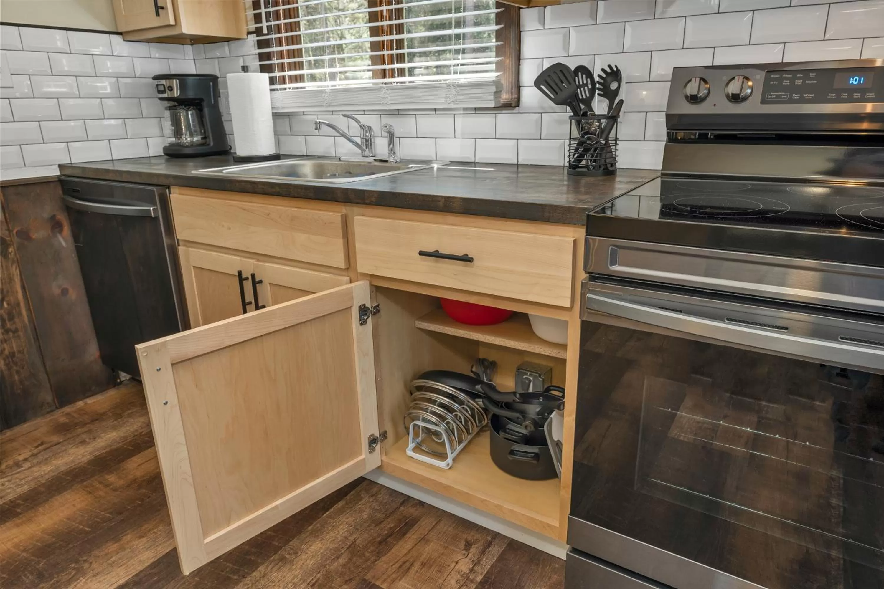 Kitchen or kitchenette in The Inn & More