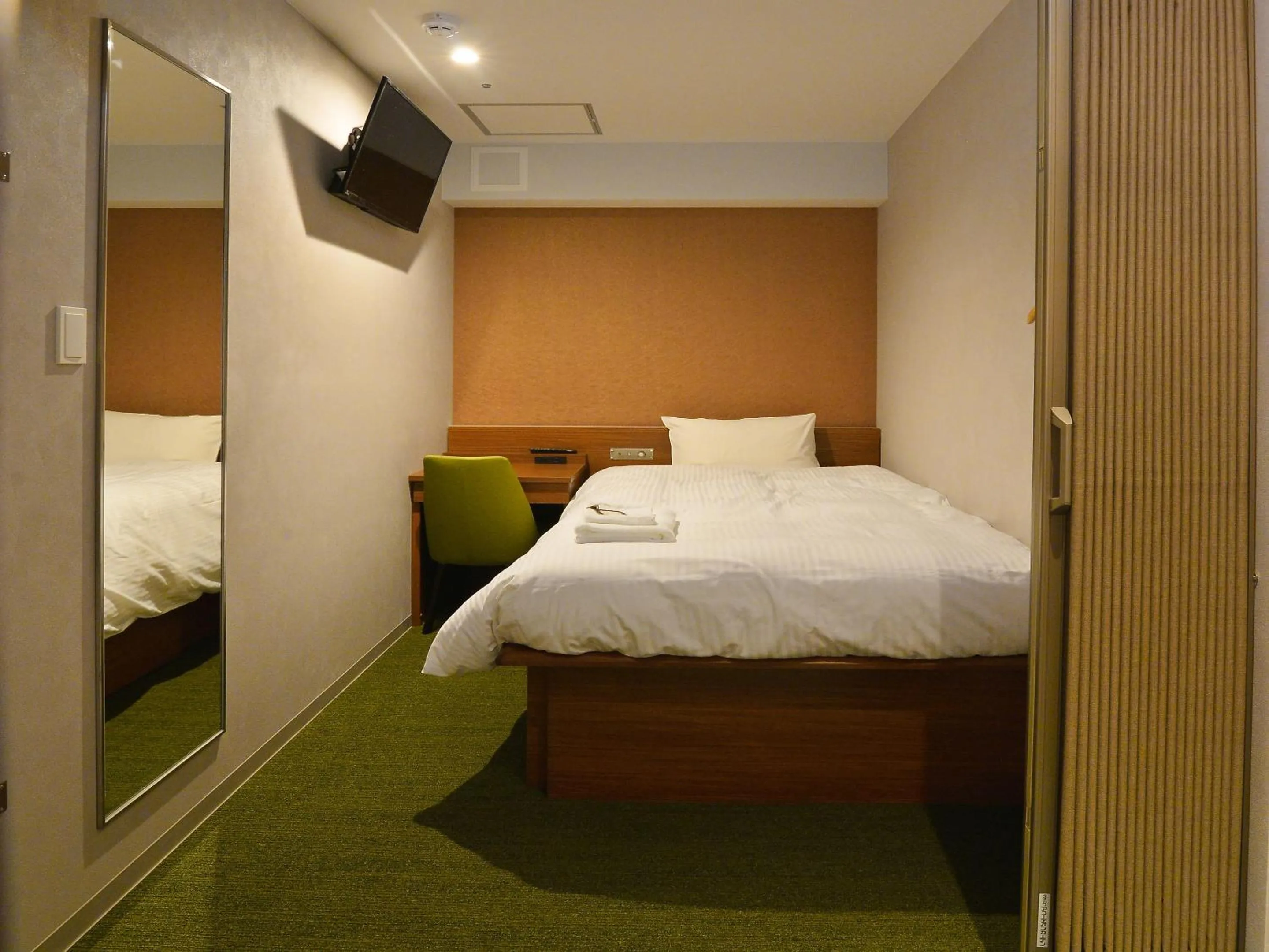 Photo of the whole room, Bed in Gardens Cabin