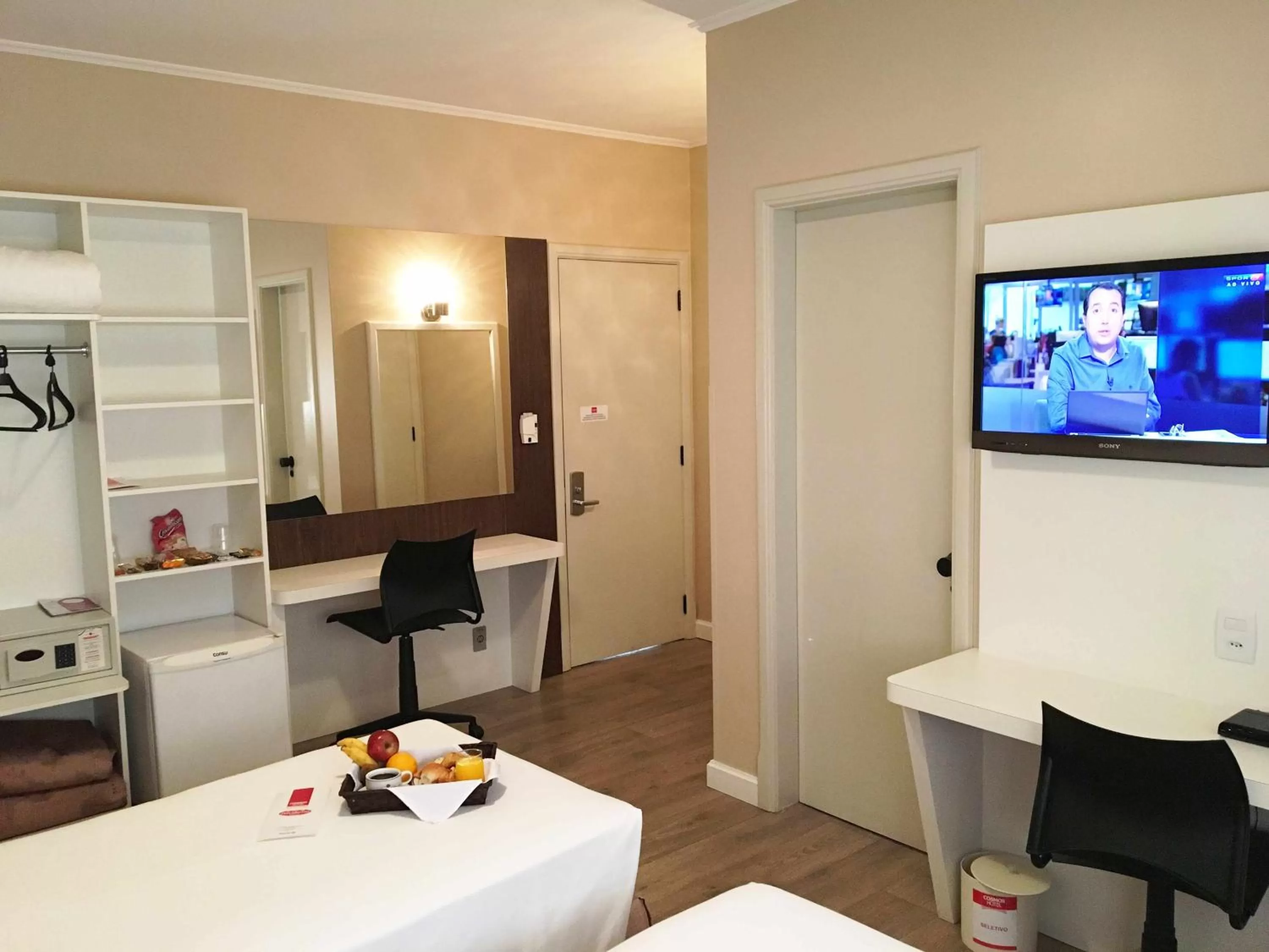 Bed, TV/Entertainment Center in Cosmos Hotel