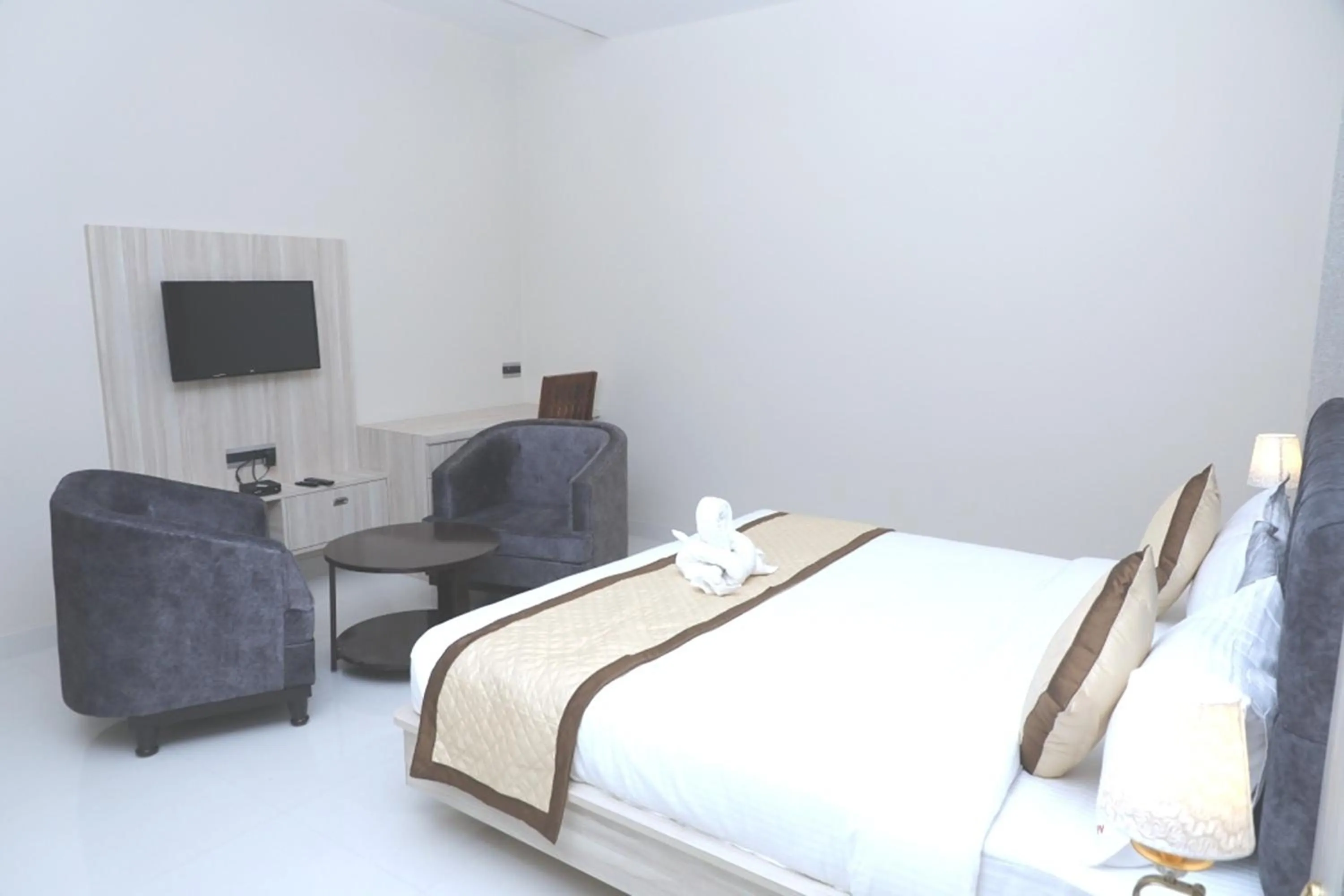 Bedroom, Bed in Pine Regency