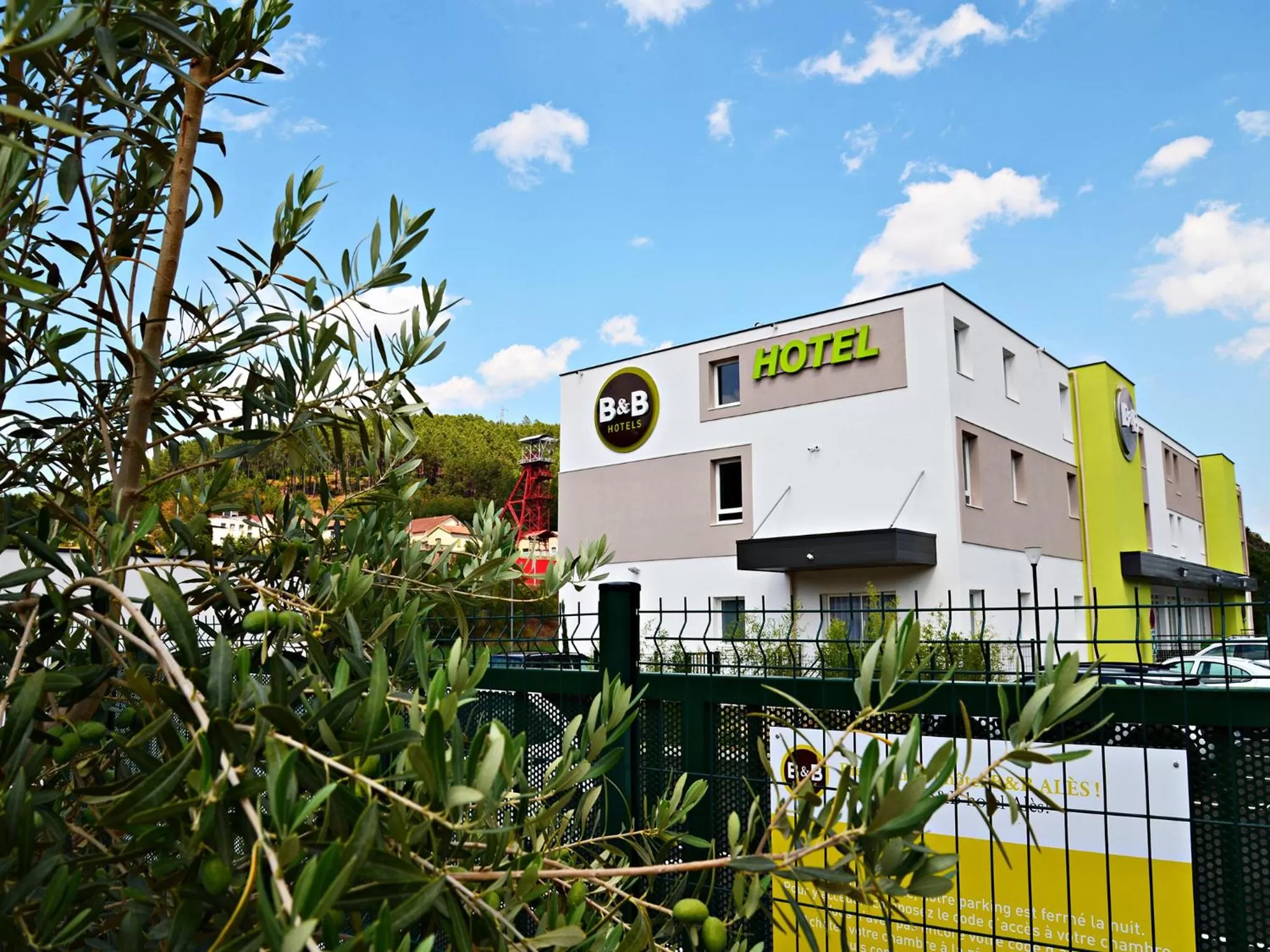 Facade/entrance in B&B HOTEL Alès - Pôle Mécanique
