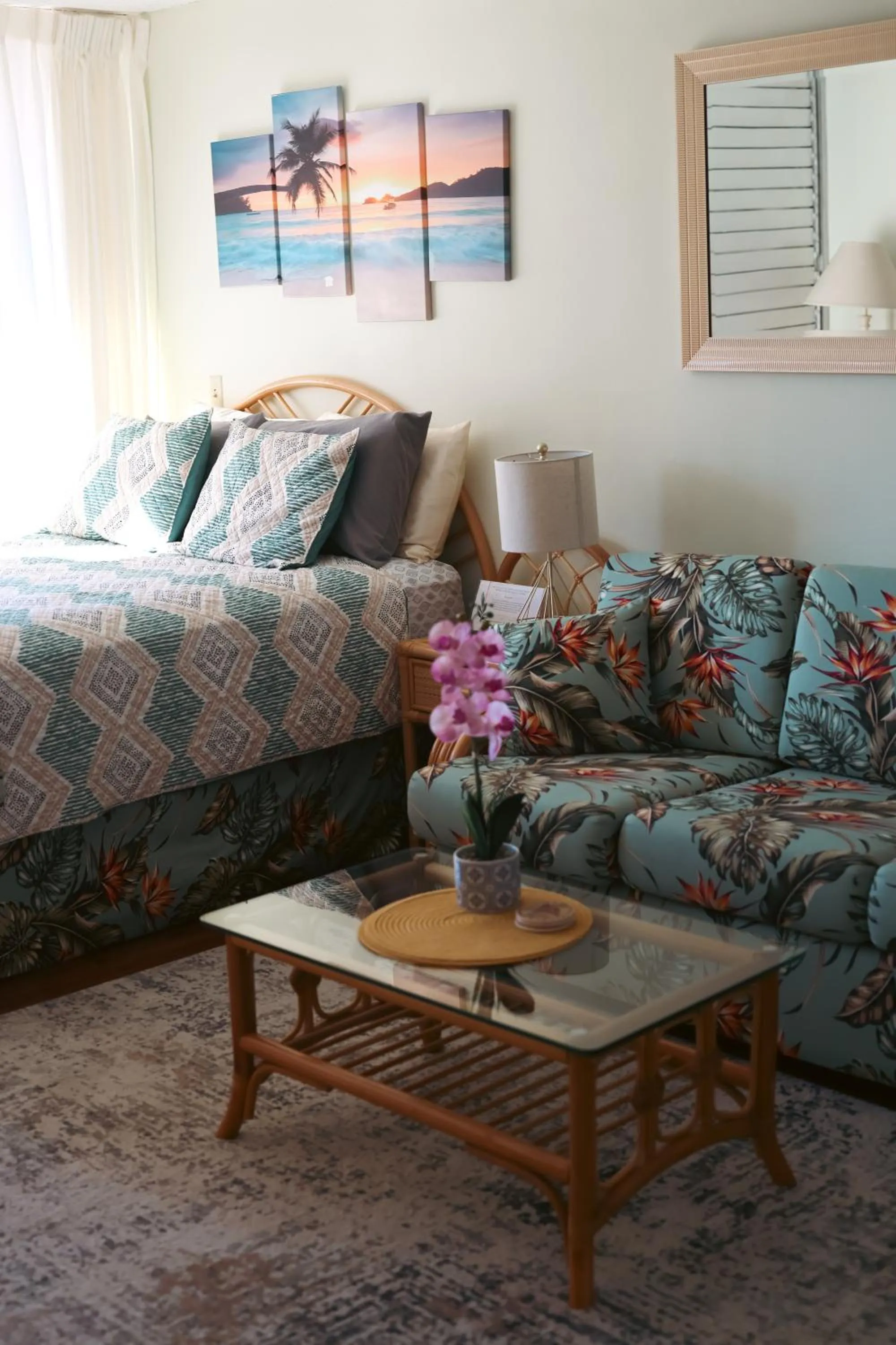 Tropical Studios at Marine Surf Waikiki - FREE PARKING - BEST LOCATION - FULL KITCHEN - SWIMMING POOL