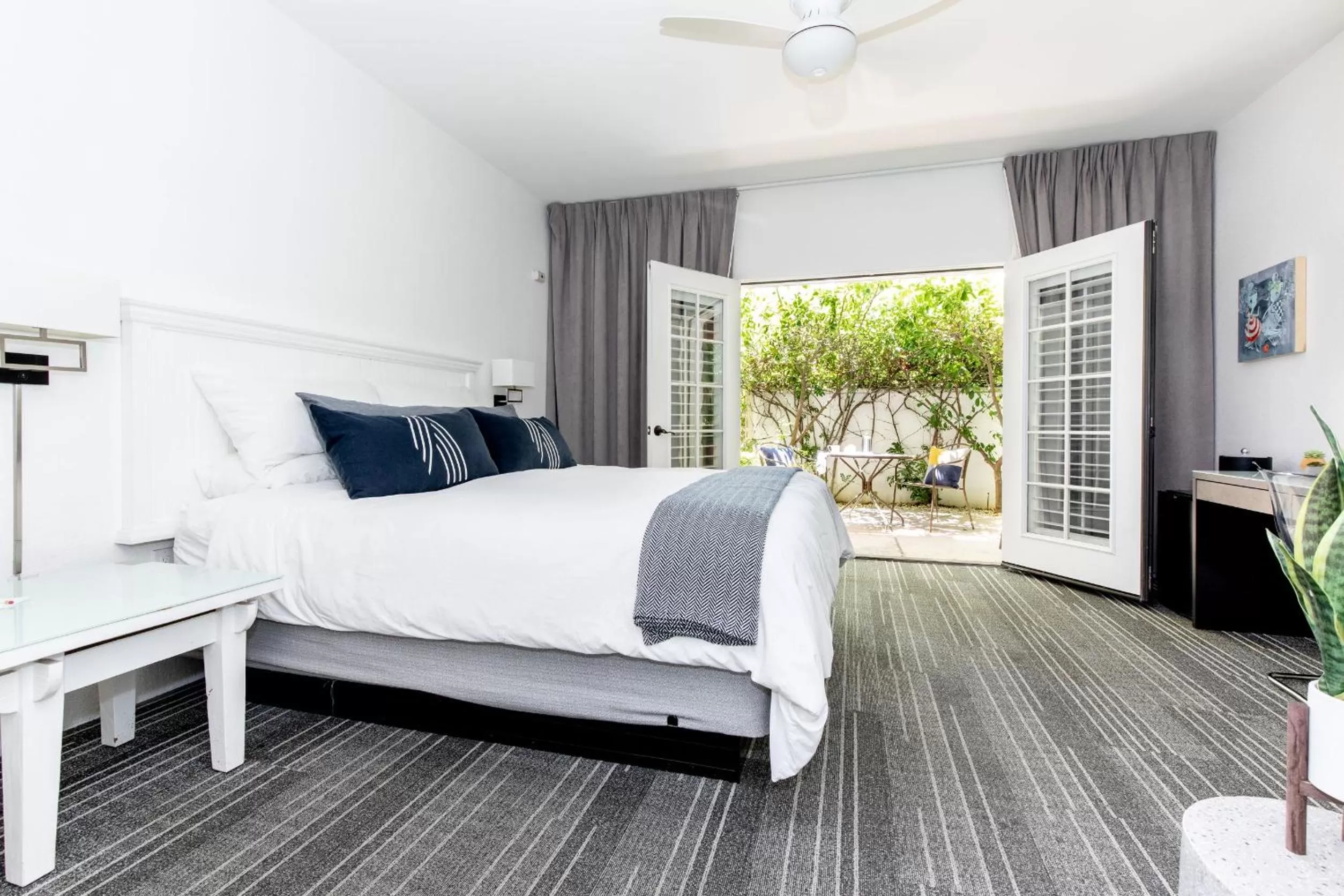 Bed in Alcazar Palm Springs