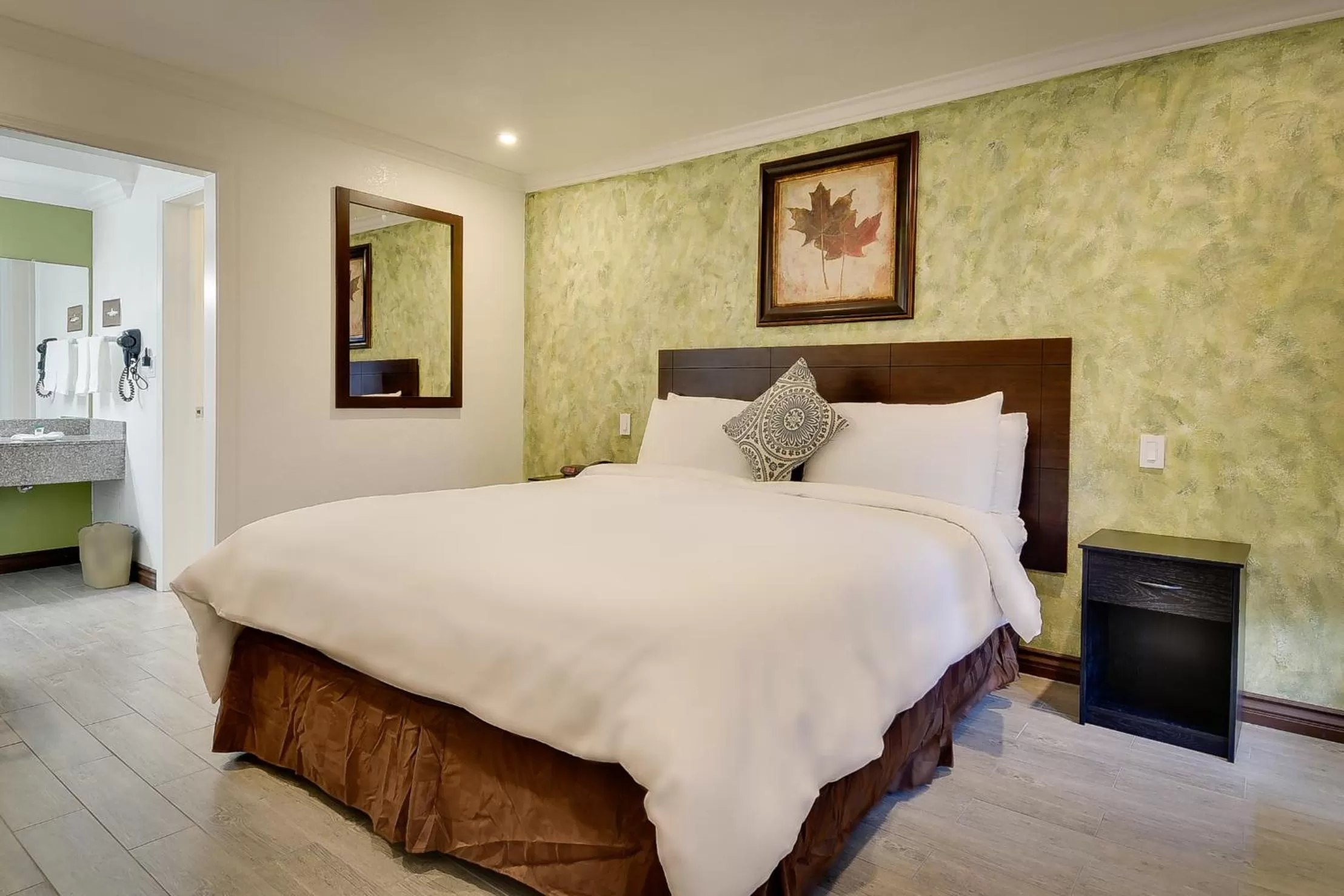 Bathroom, Bed in Vagabond Inn San Pedro