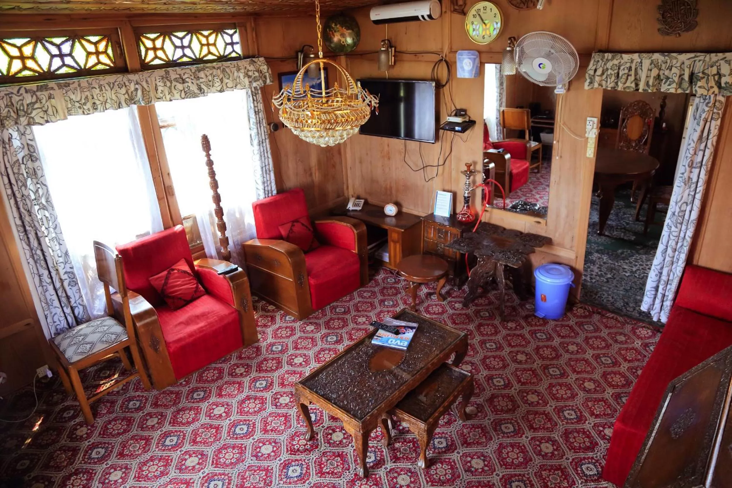 Living room in Houseboat Zaindari Palace