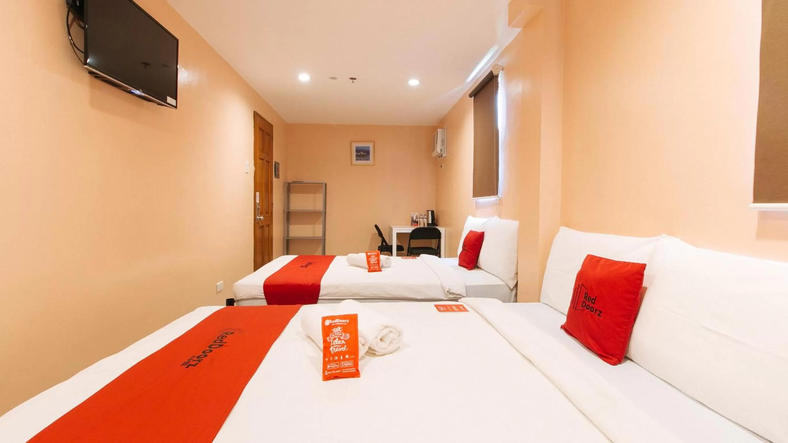 Bedroom, Bed in RedDoorz at Hotel Rosemarie