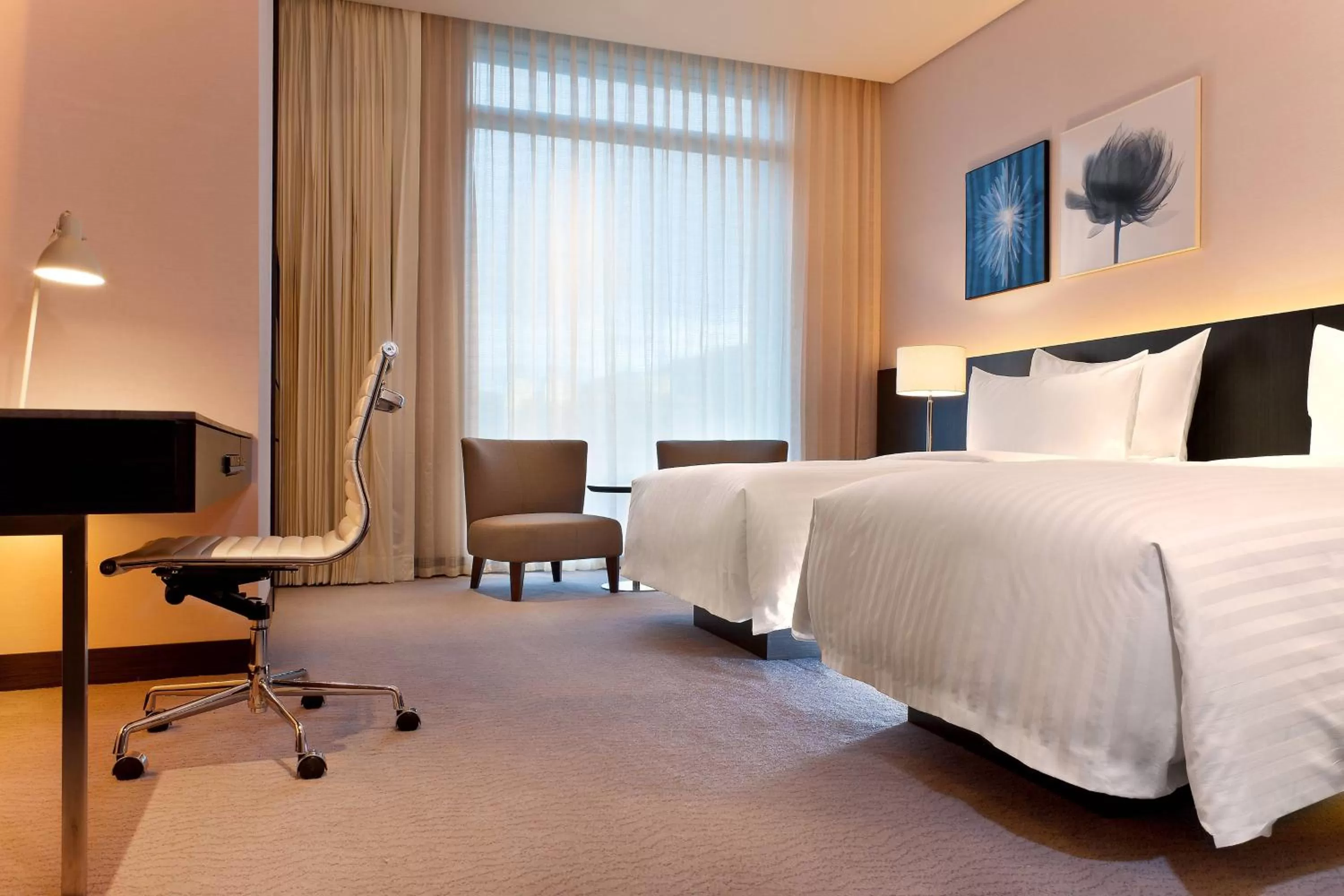 Photo of the whole room, Bed in Le Meridien Taipei