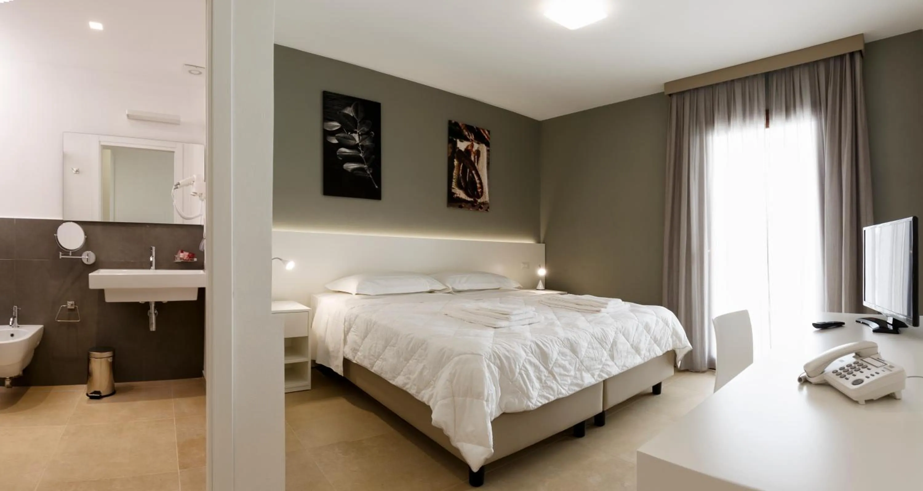 Bathroom, Bed in Southeast Hotel