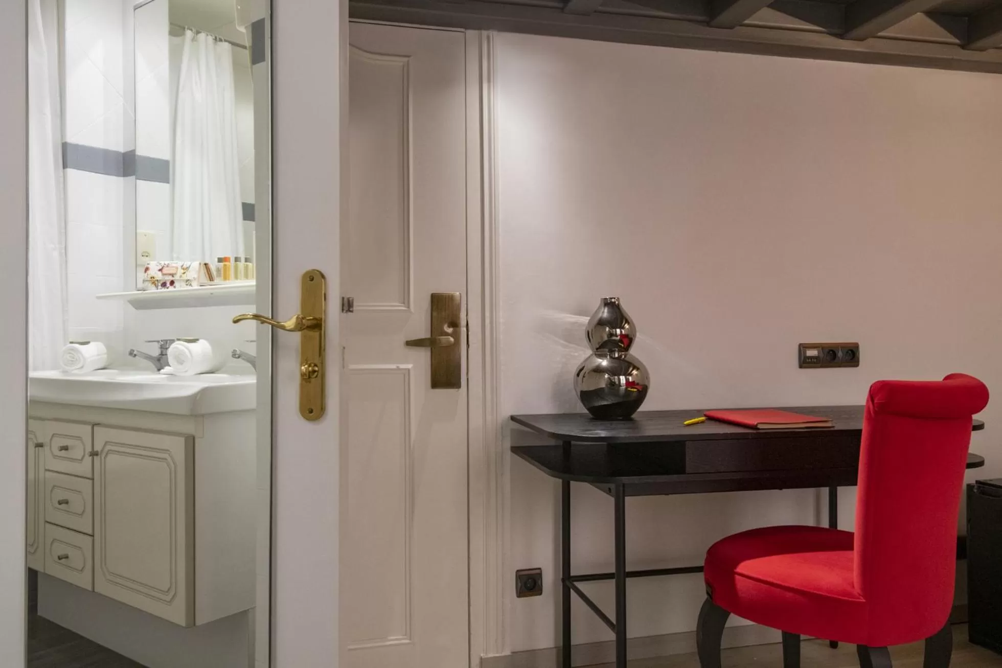 Bedroom in GOLDEN TULIP CANNES HOTEL de PARIS