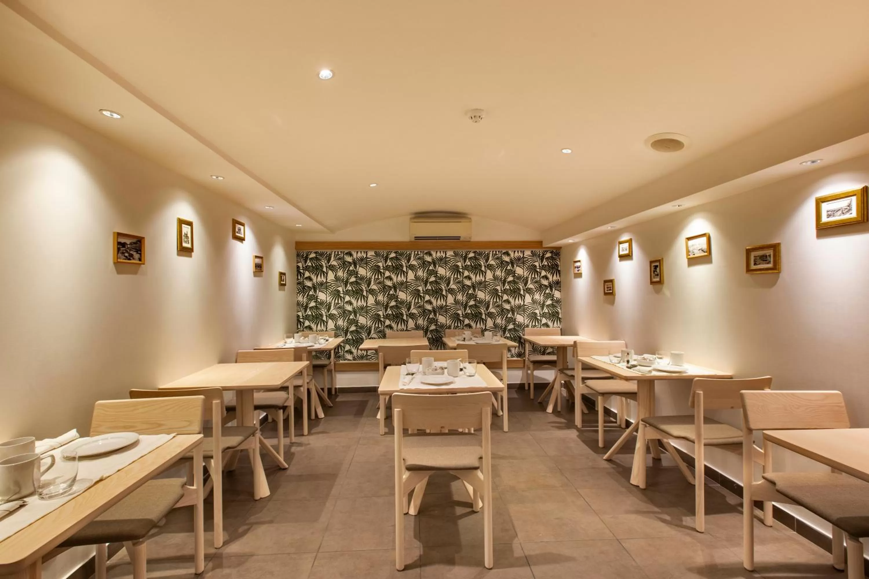 Restaurant/places to eat in Best Western Hotel du Mucem