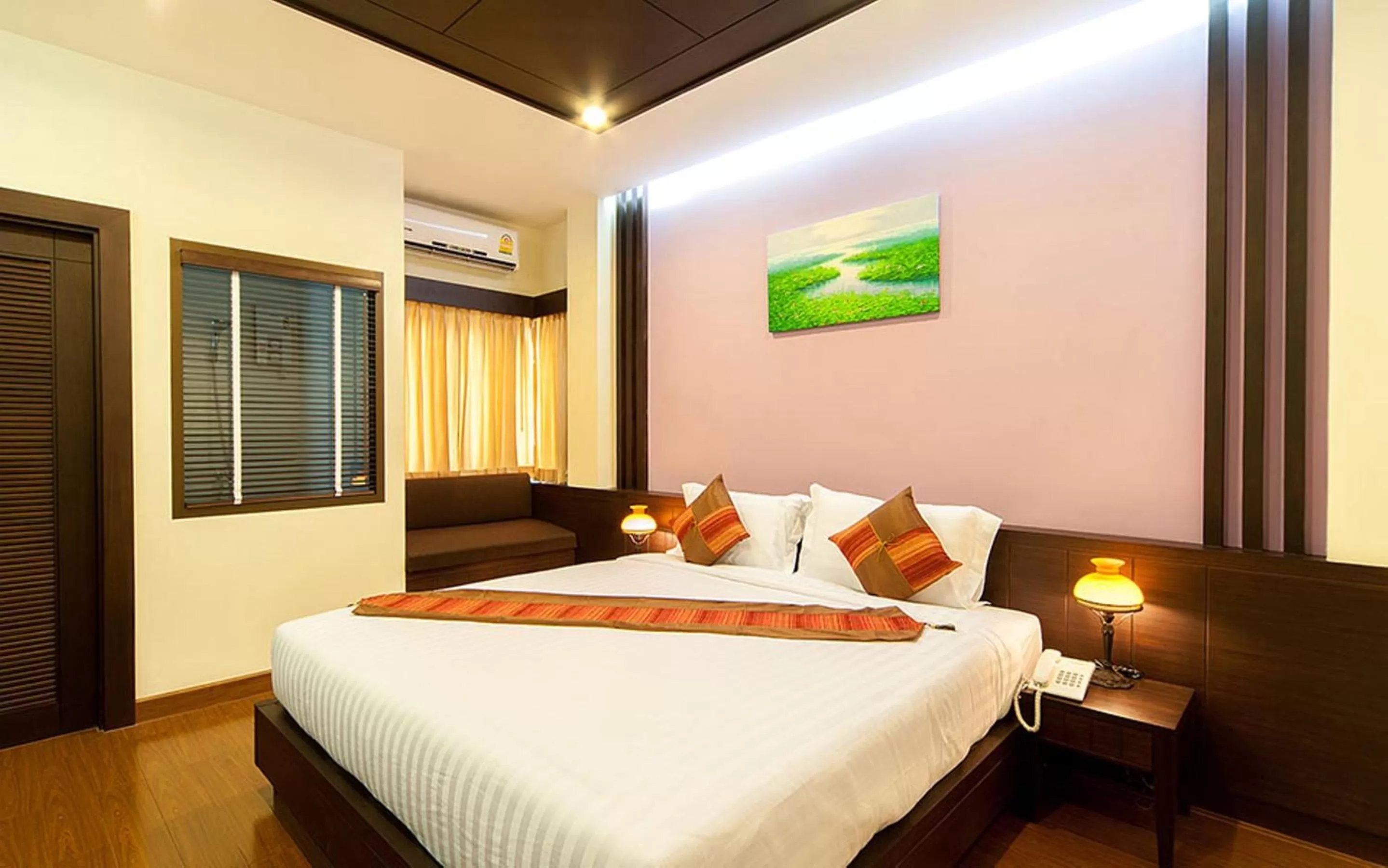Standard Double Room in Tara Place Hotel Bangkok