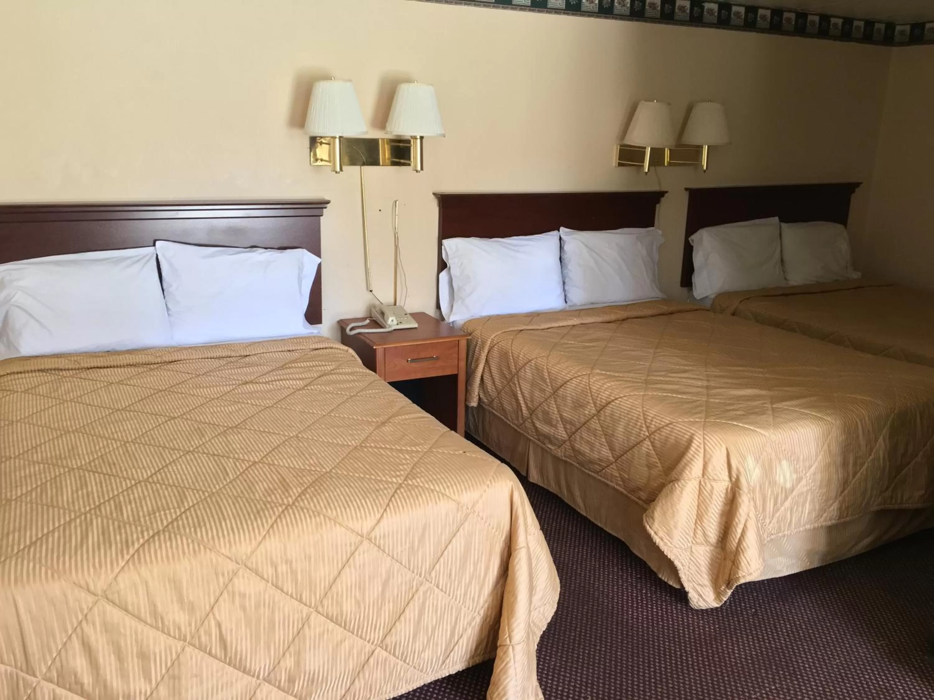 Bed in Red Carpet Inn - Gettysburg