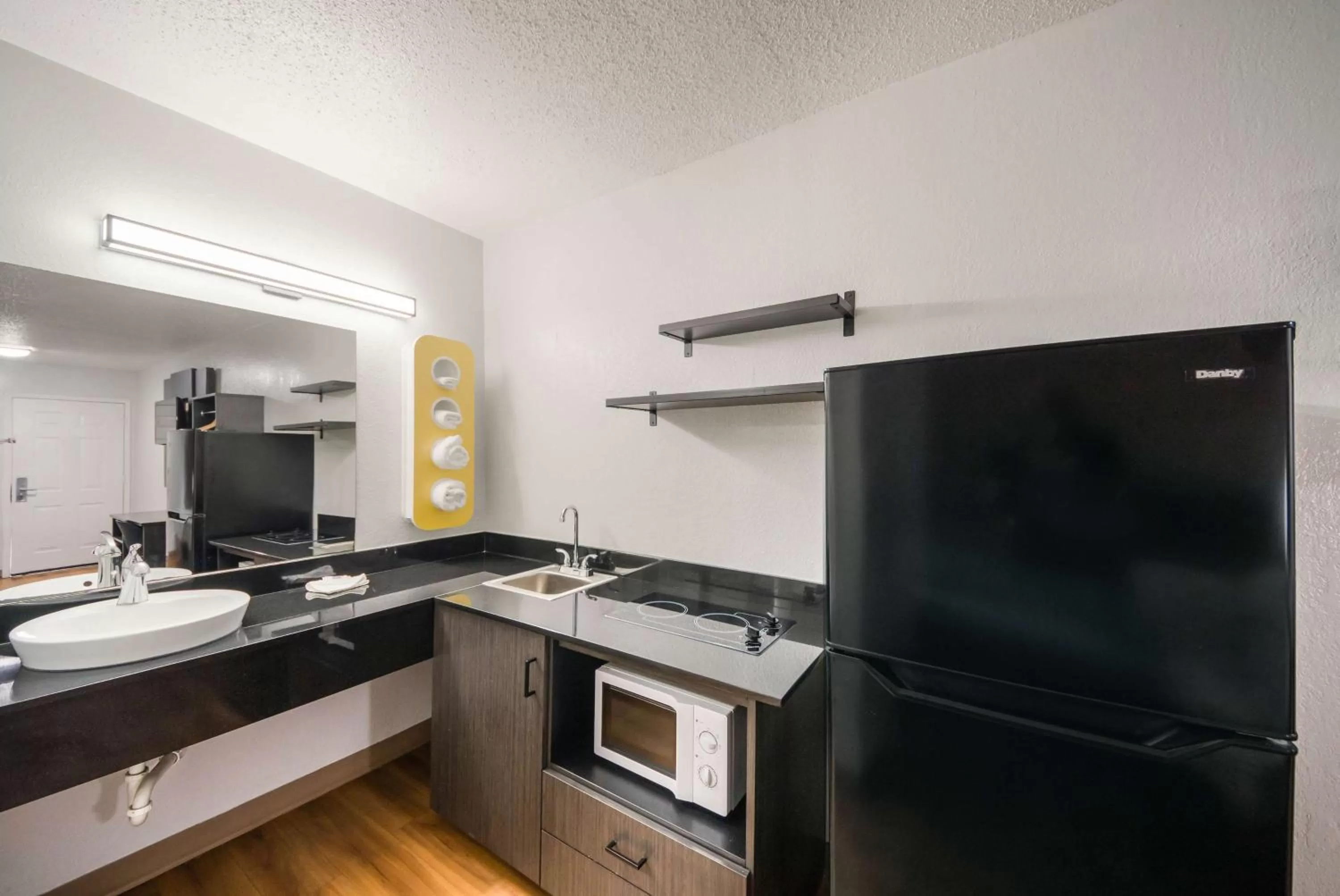 Kitchen or kitchenette in Studio 6 Laredo, Tx - North I-35