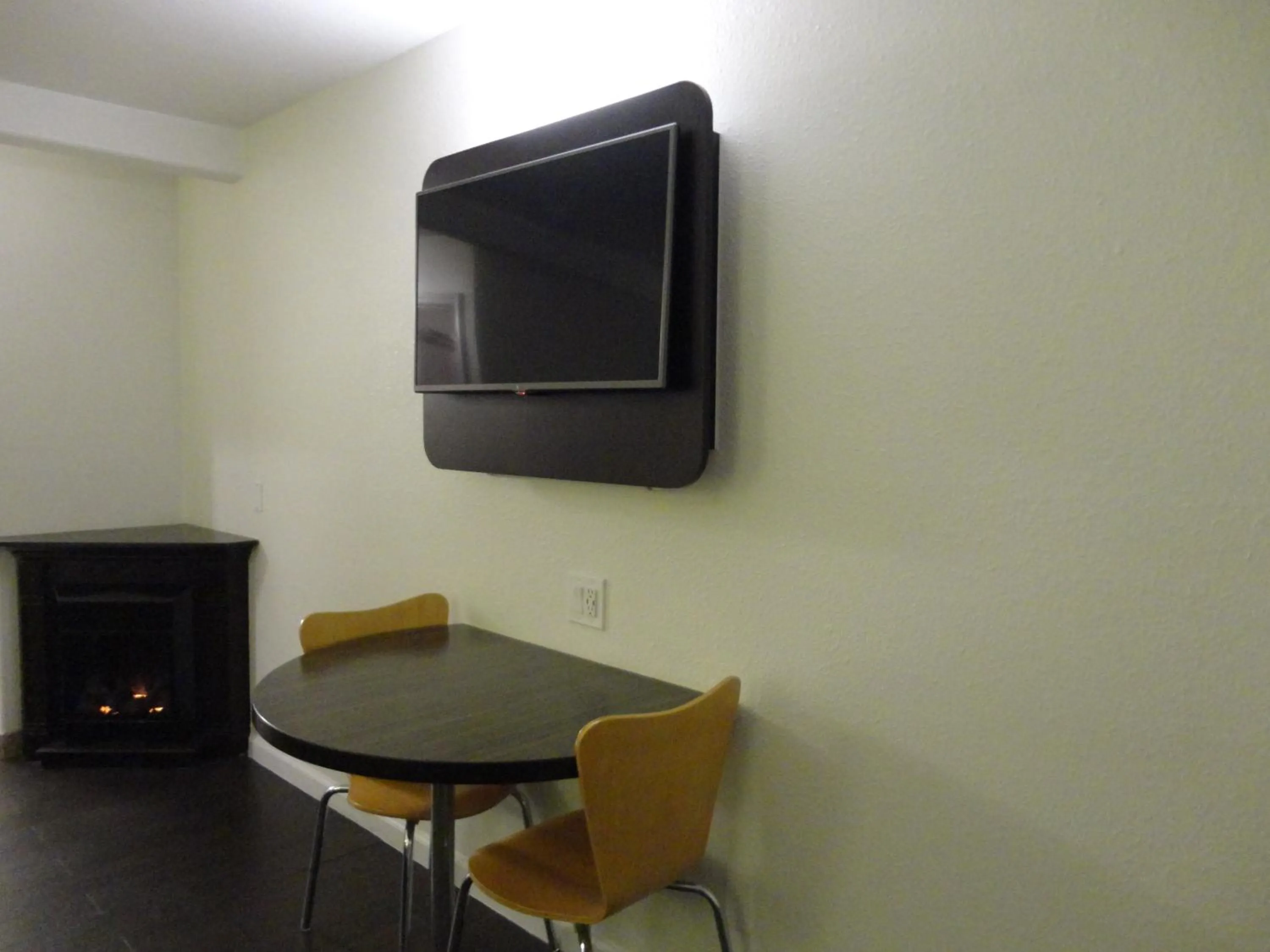 Dining area, TV/Entertainment Center in Motel 6 - Downtown Monterey