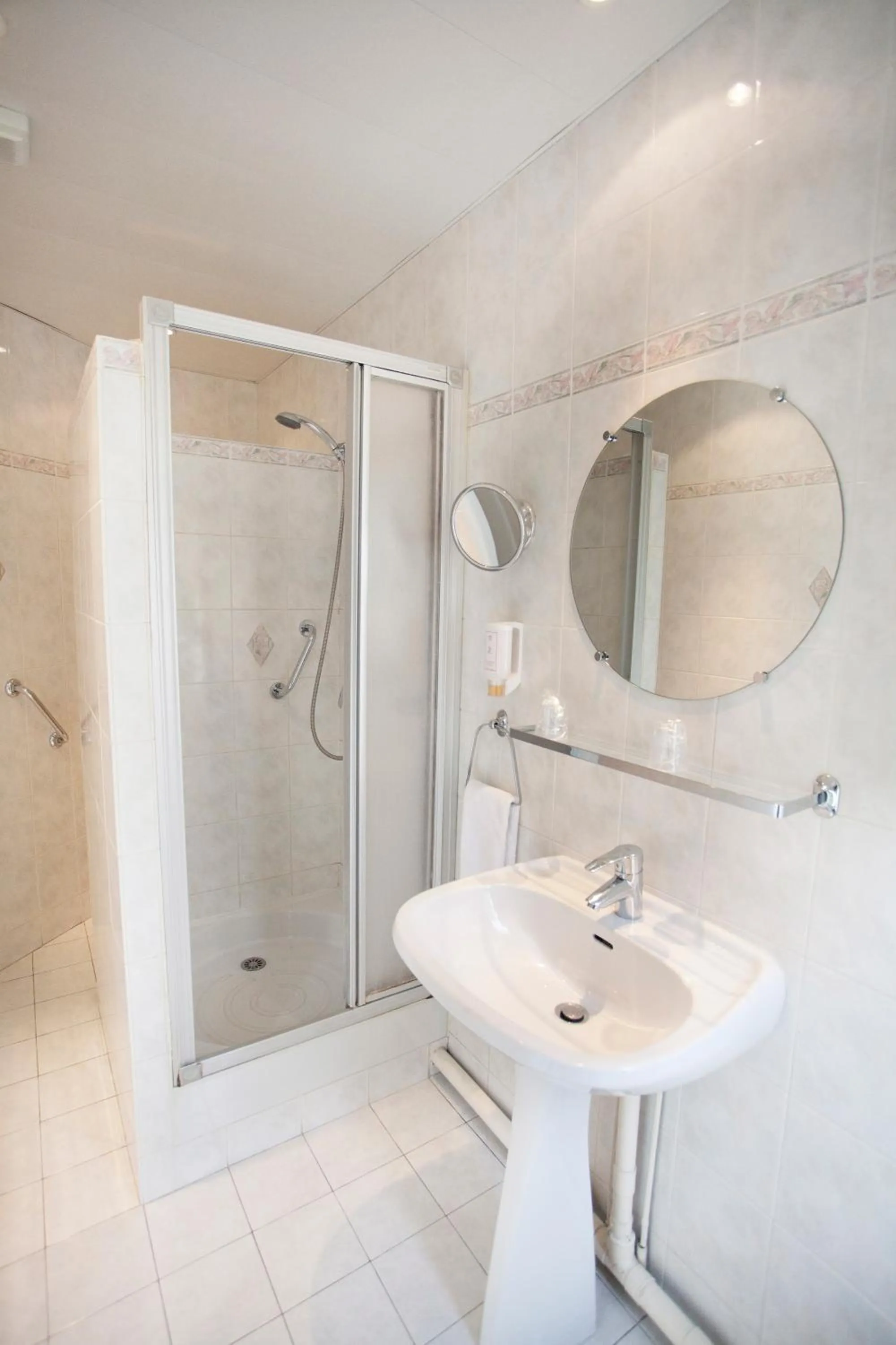 Shower in Nadaud Hotel