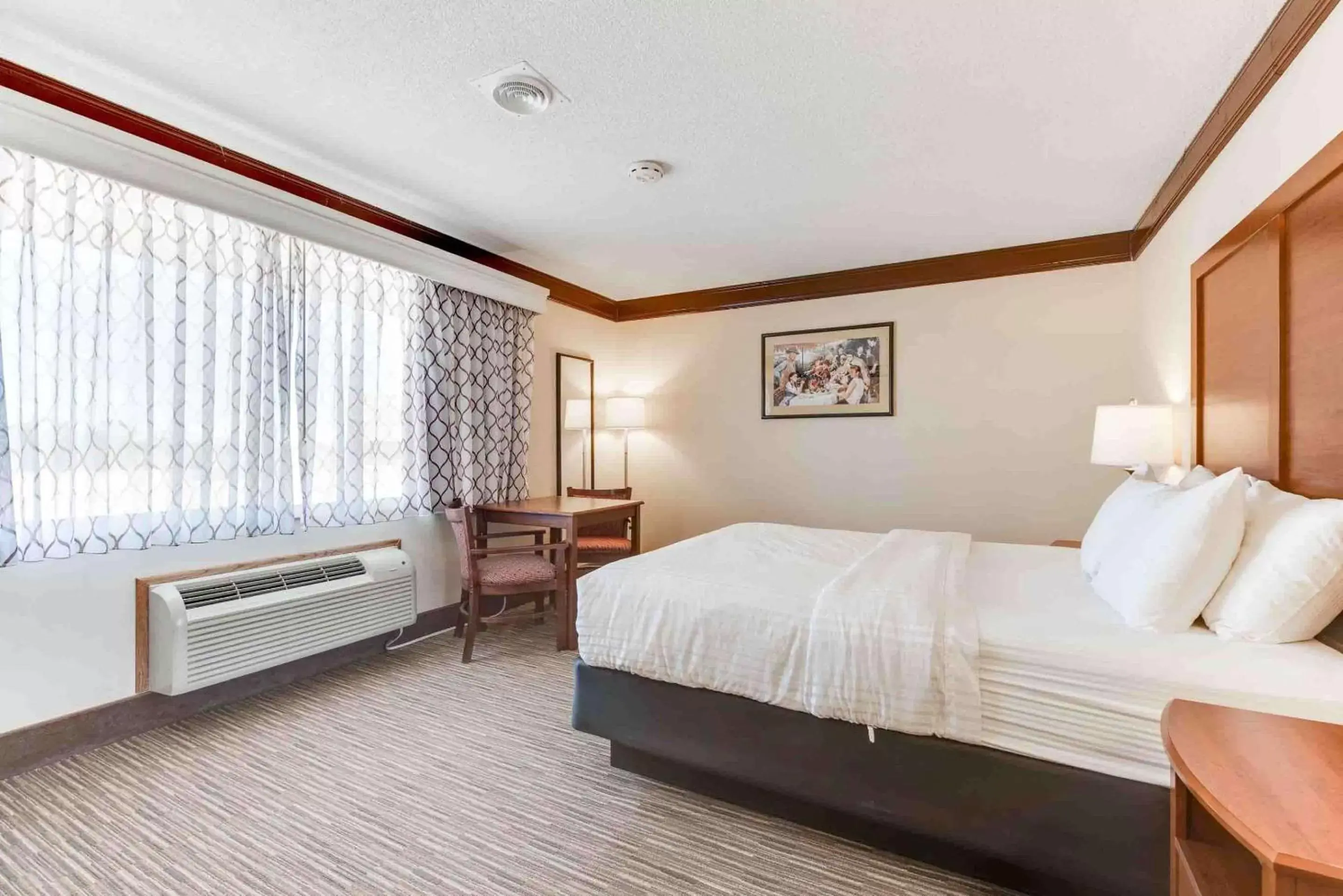 Queen Room - Non-Smoking with Mountain View in Best Western Movie Manor Queen Room - Non-Smoking with Mountain View in Best Western Movie Manor