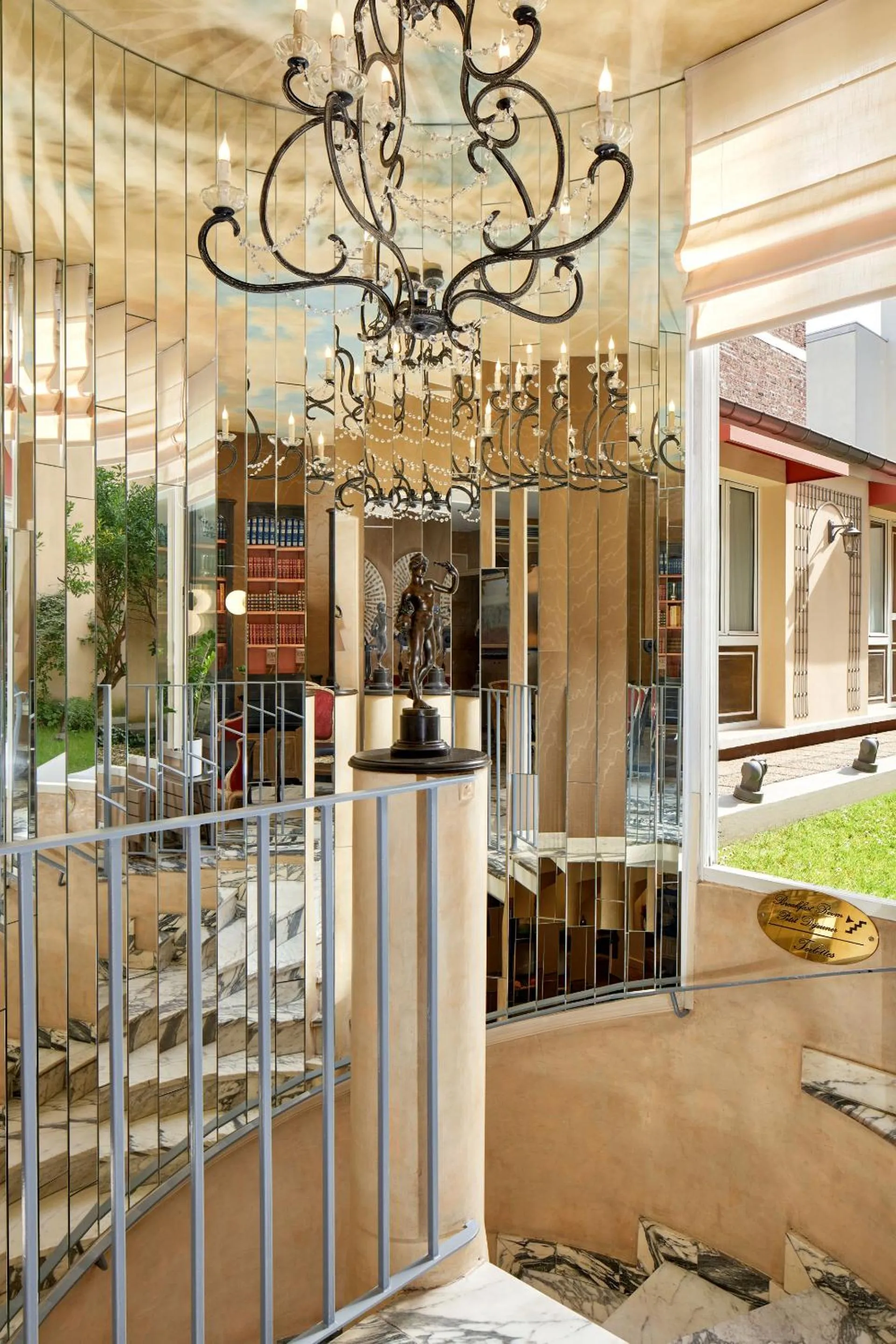 Lobby or reception in Best Western Saint-Louis - Grand Paris - Vincennes