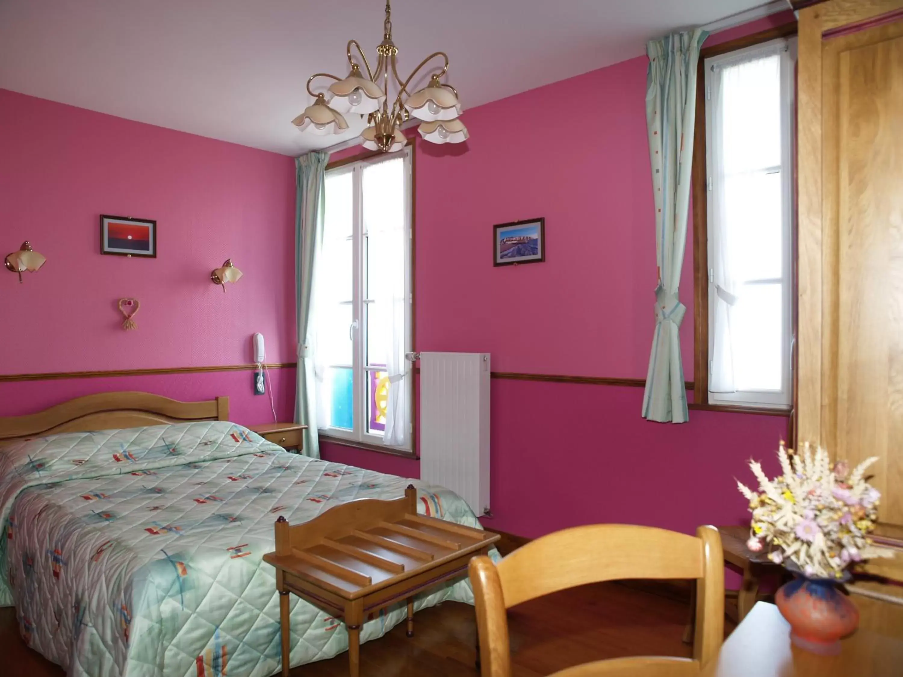 Double Room in Hôtel De Calais Double Room in Hôtel De Calais