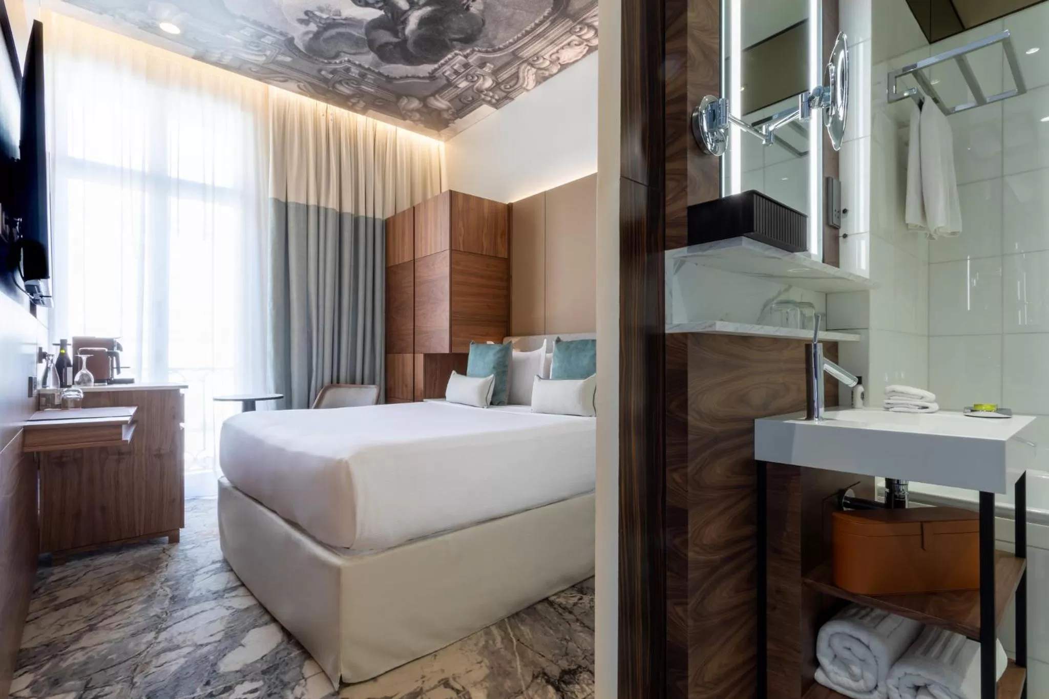 Photo of the whole room, Bed in InterContinental Paris Champs Elysées Etoile by IHG