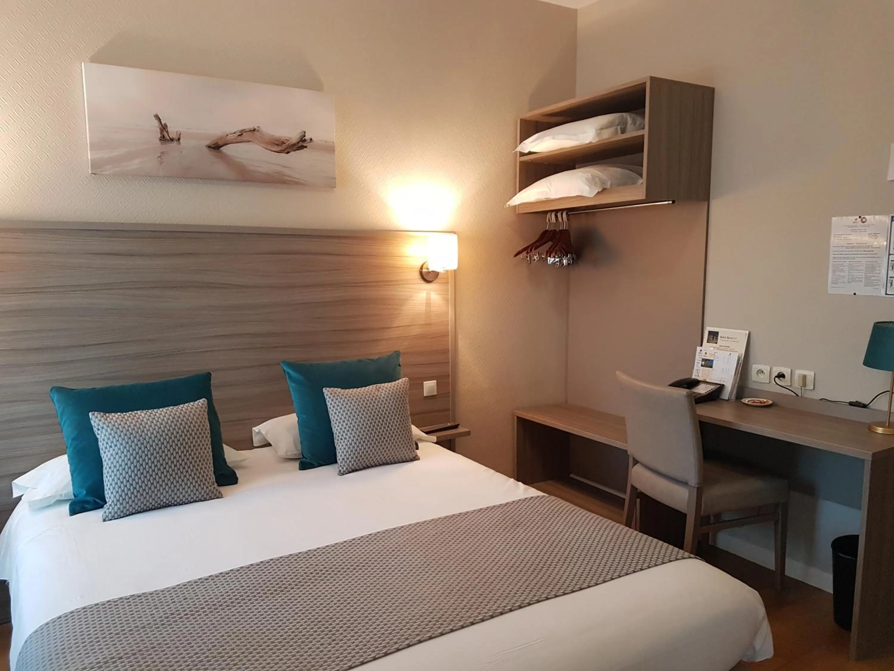 Bedroom, Bed in Hotel Henri IV