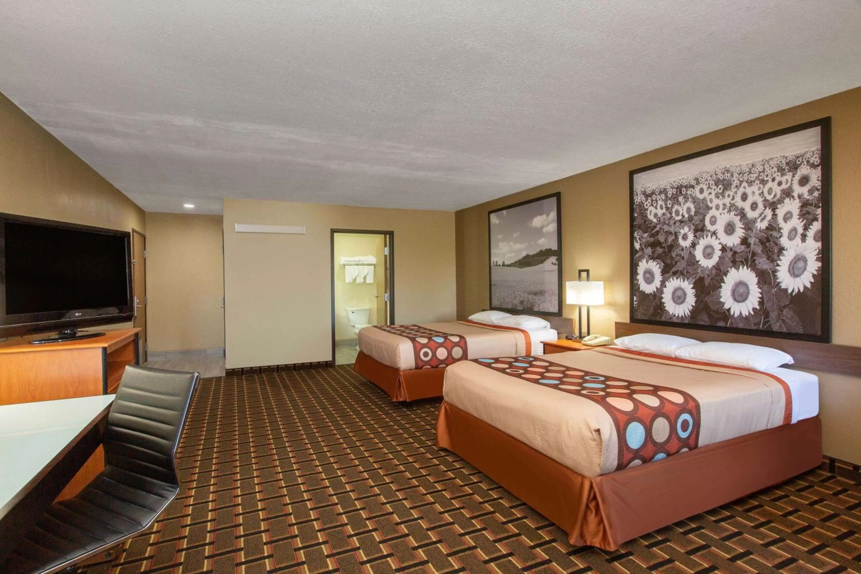 Photo of the whole room, Bed in Super 8 by Wyndham Ottawa