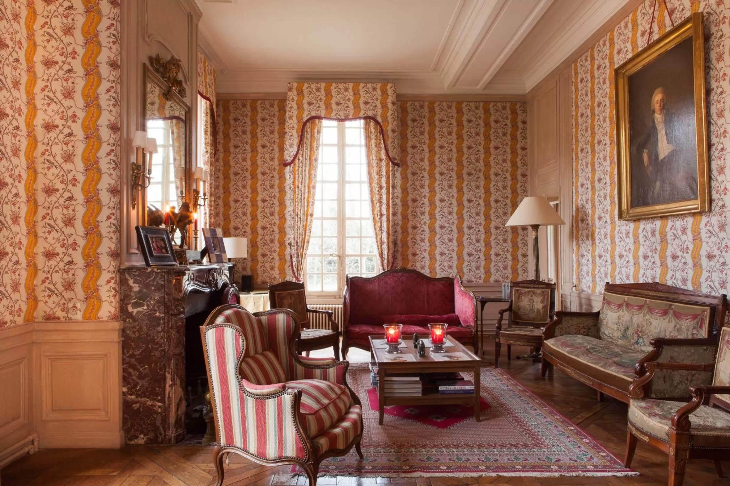 Communal lounge/ TV room in Château-Hôtel de Bourron