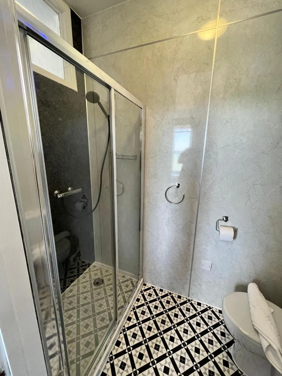 Bathroom in OYO Marine Parade Hotel, Eastbourne Pier