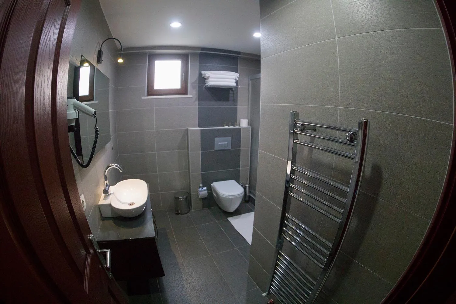 Bathroom in Ramparts Hotel