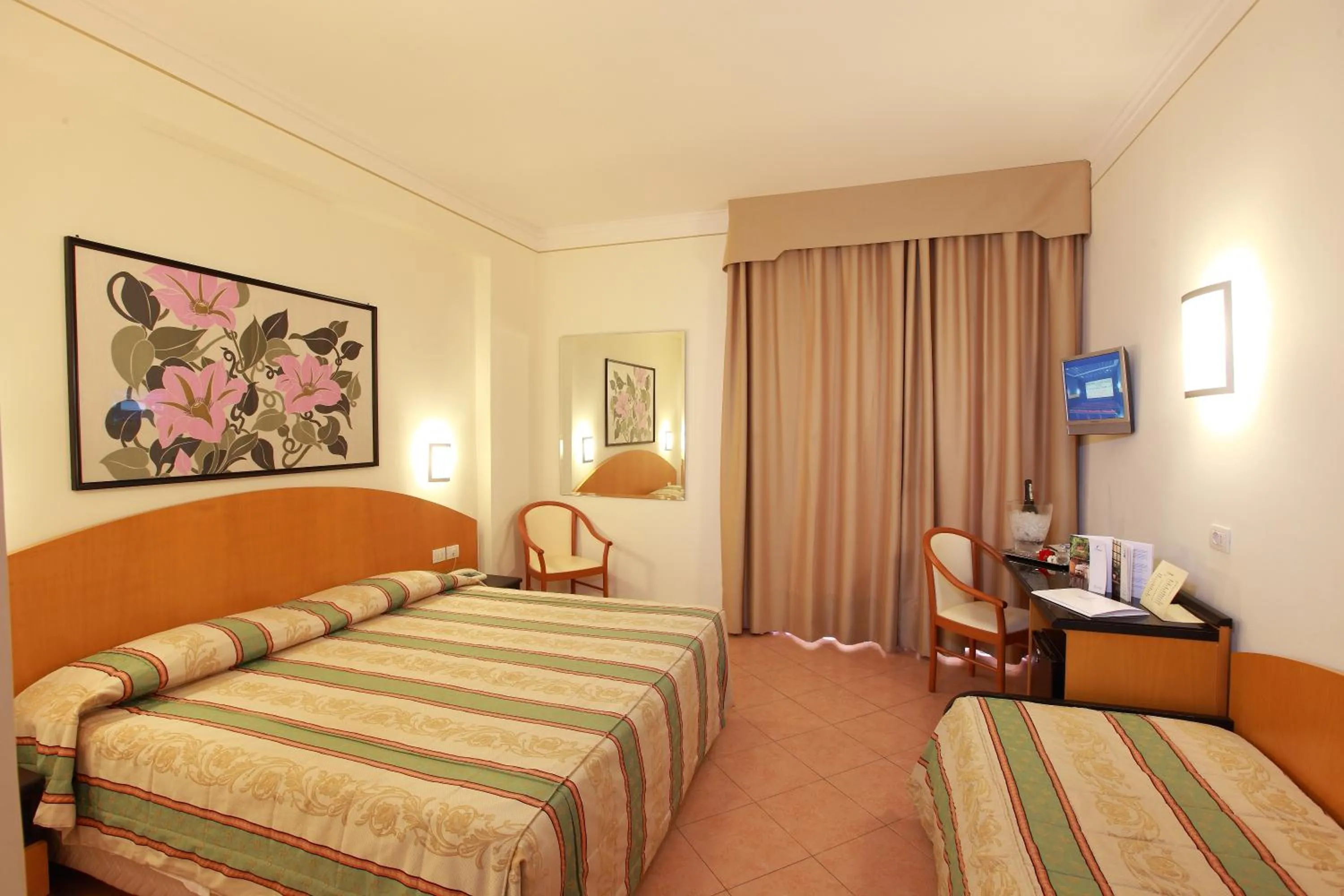 Photo of the whole room, Bed in Hotel Caravel