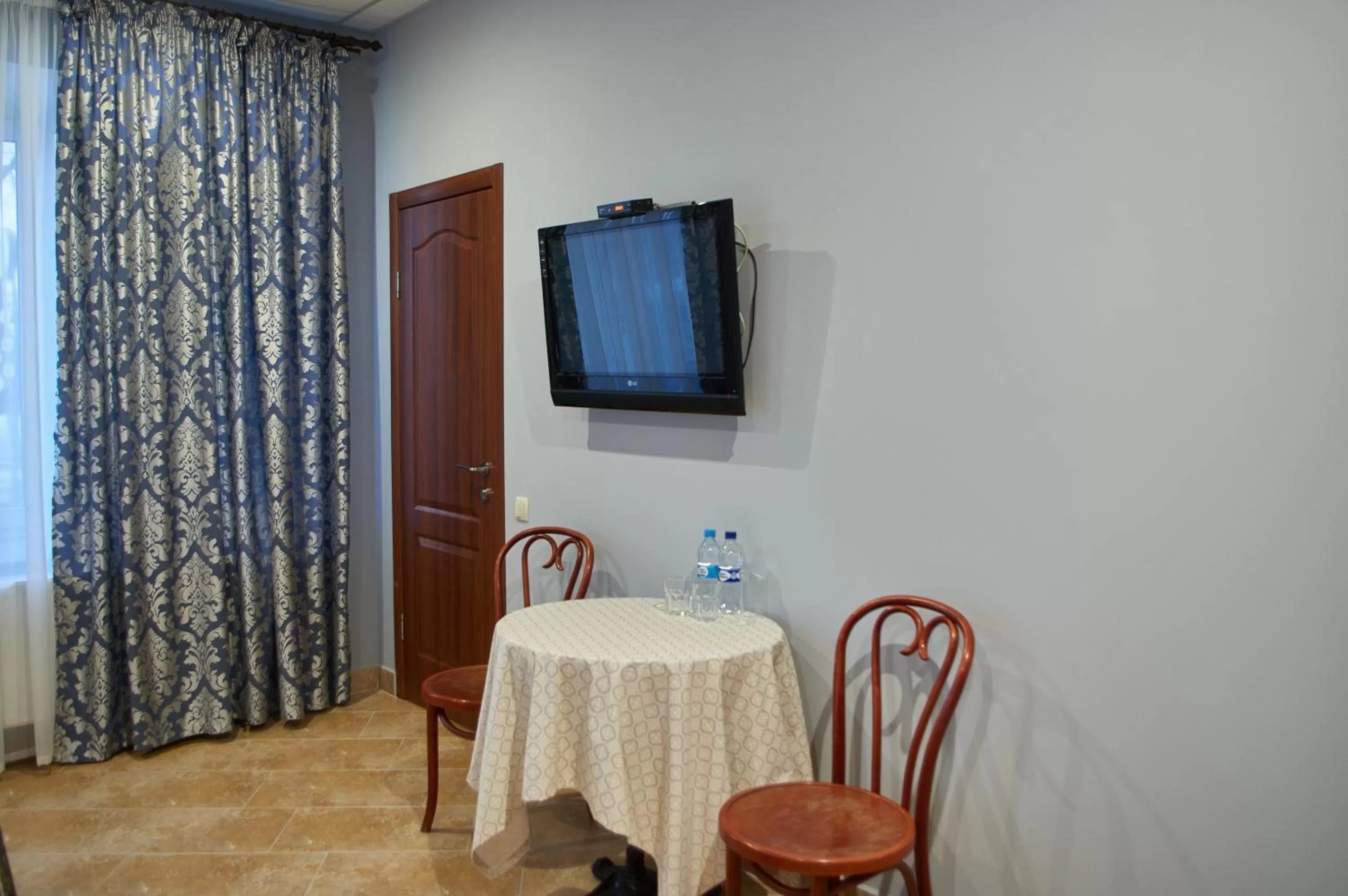 Bedroom, TV/Entertainment Center in Ermitazh Hotel Complex