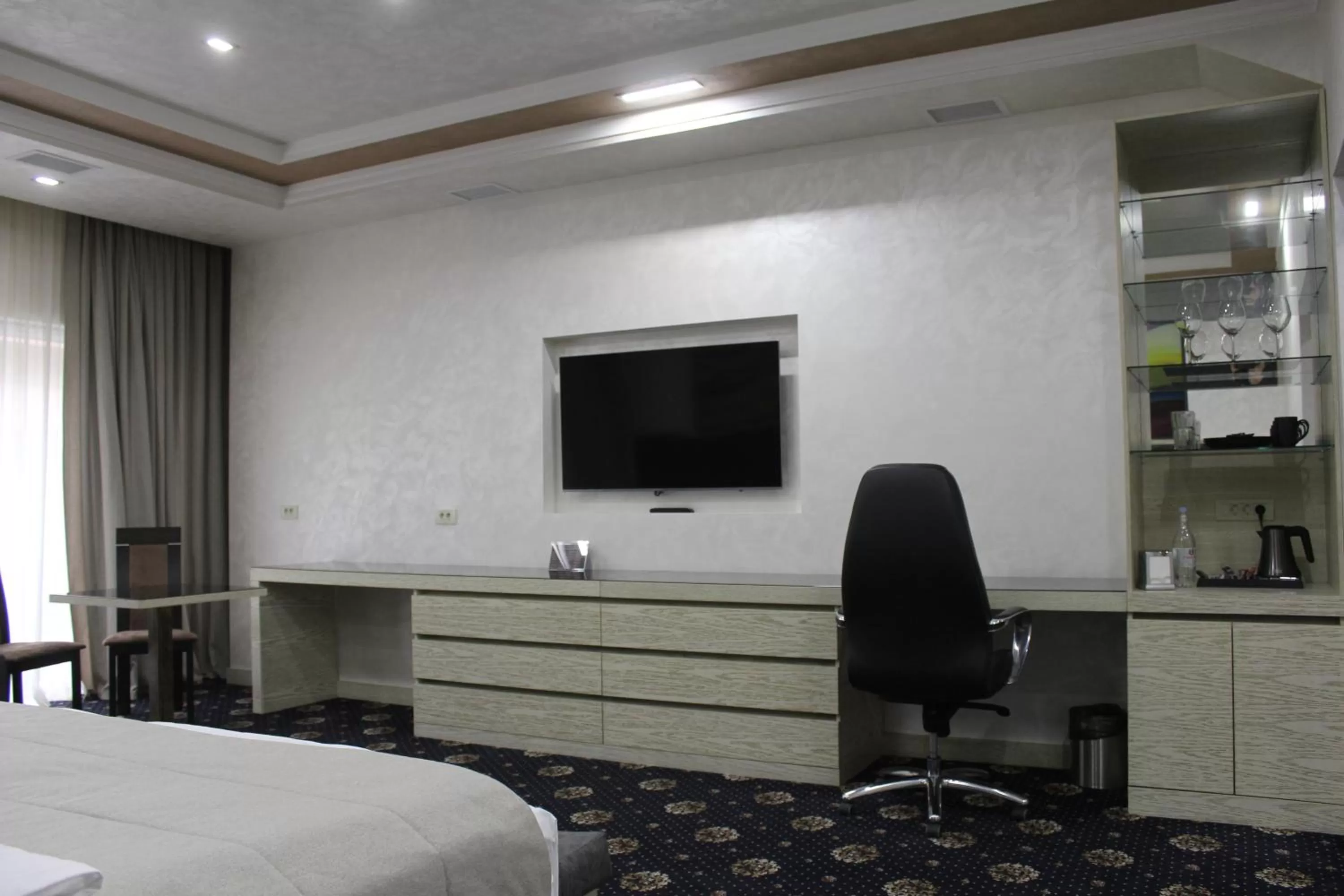 Communal lounge/ TV room, TV/Entertainment Center in Erebuni Hotel Yerevan